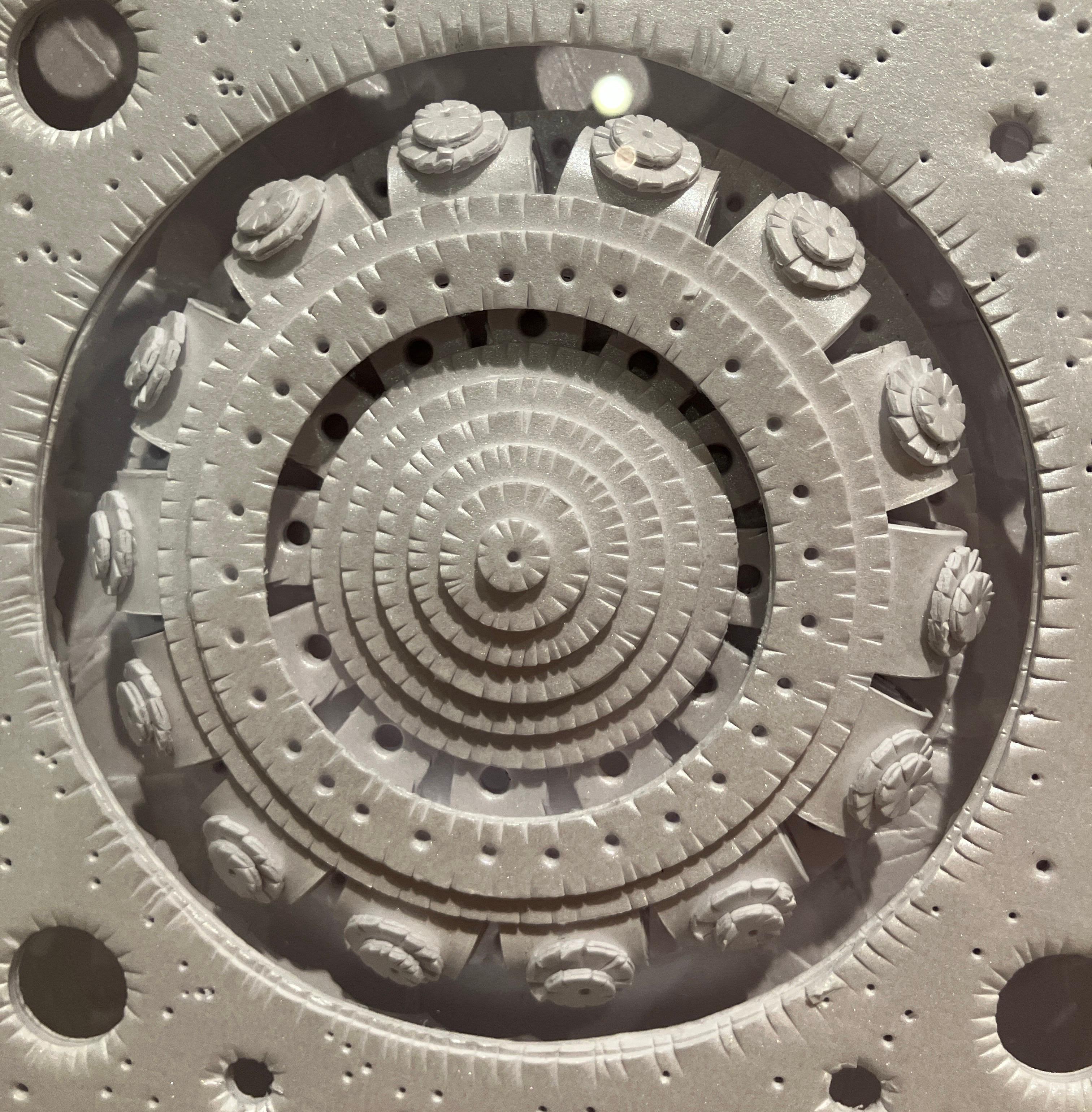 Sculpture en papier métallique 3D construite à la main, encadrée, fixée au mur, perspective en vente 4