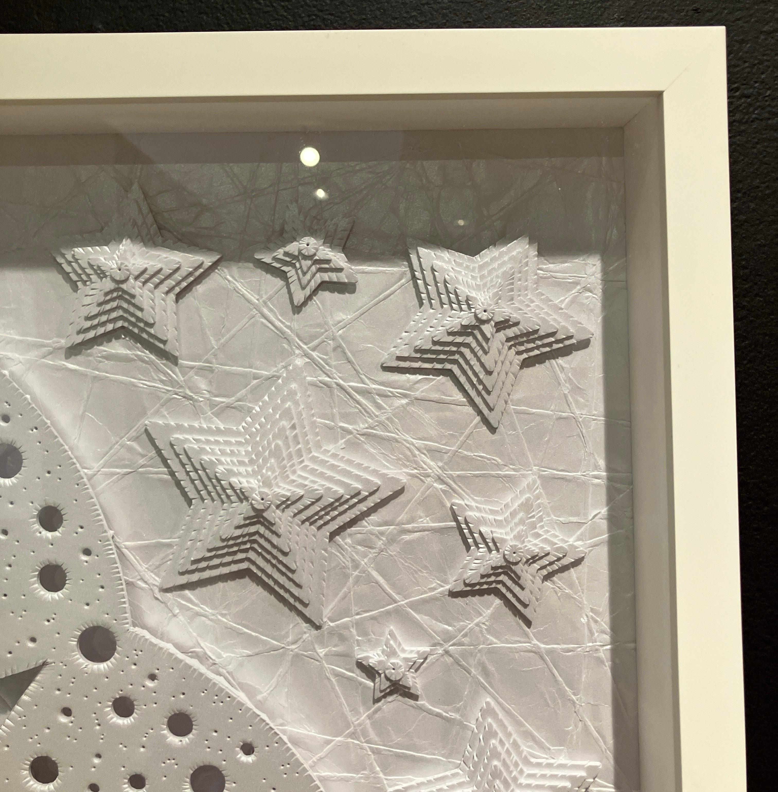 Sculpture en papier métallique 3D construite à la main, encadrée, fixée au mur, perspective en vente 6