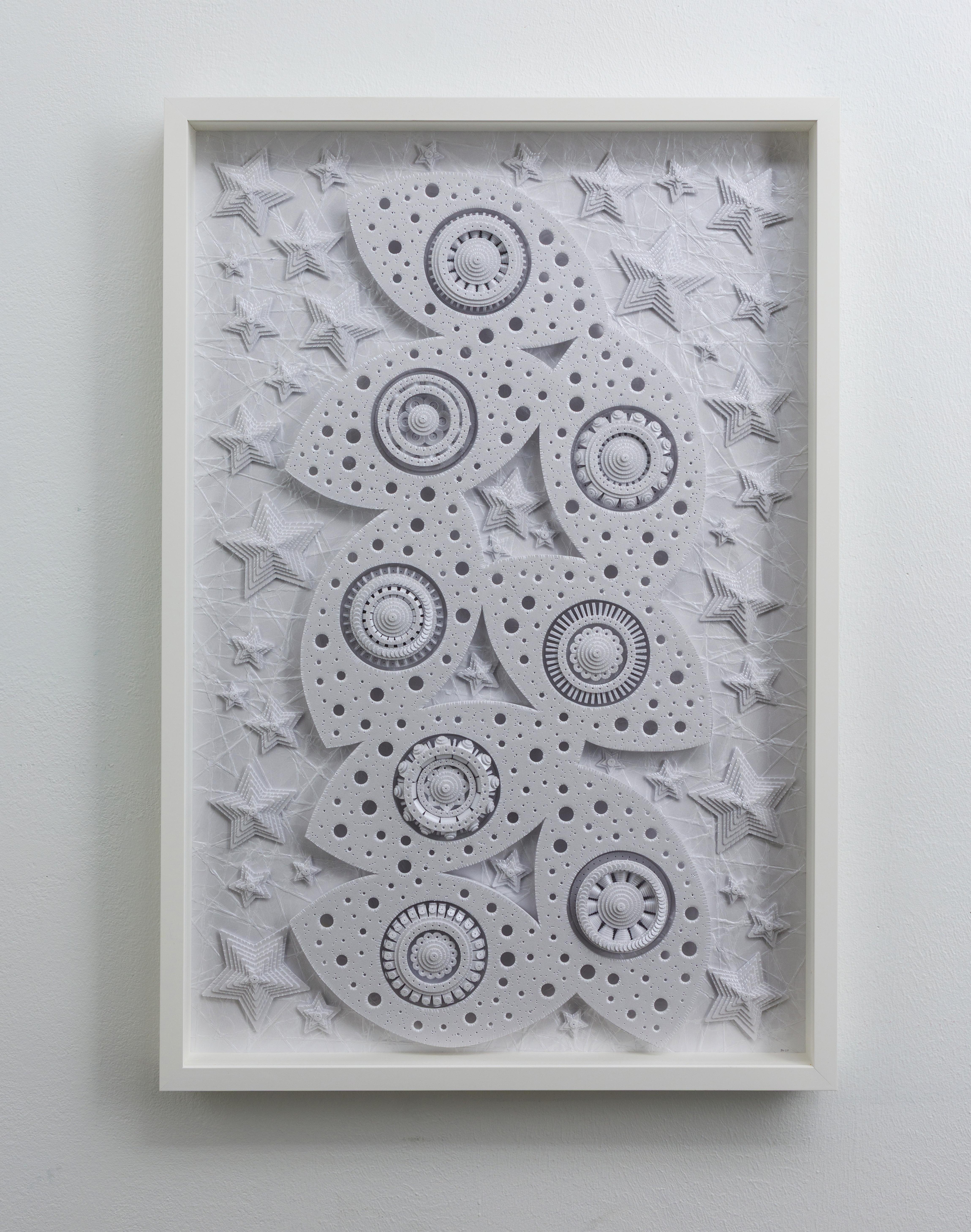 Sculpture en papier métallique 3D construite à la main, encadrée, fixée au mur, perspective

Michael Velliquette construit des œuvres étonnamment complexes à partir de papier coloré. Son choix de travailler avec un matériau de tous les jours lui