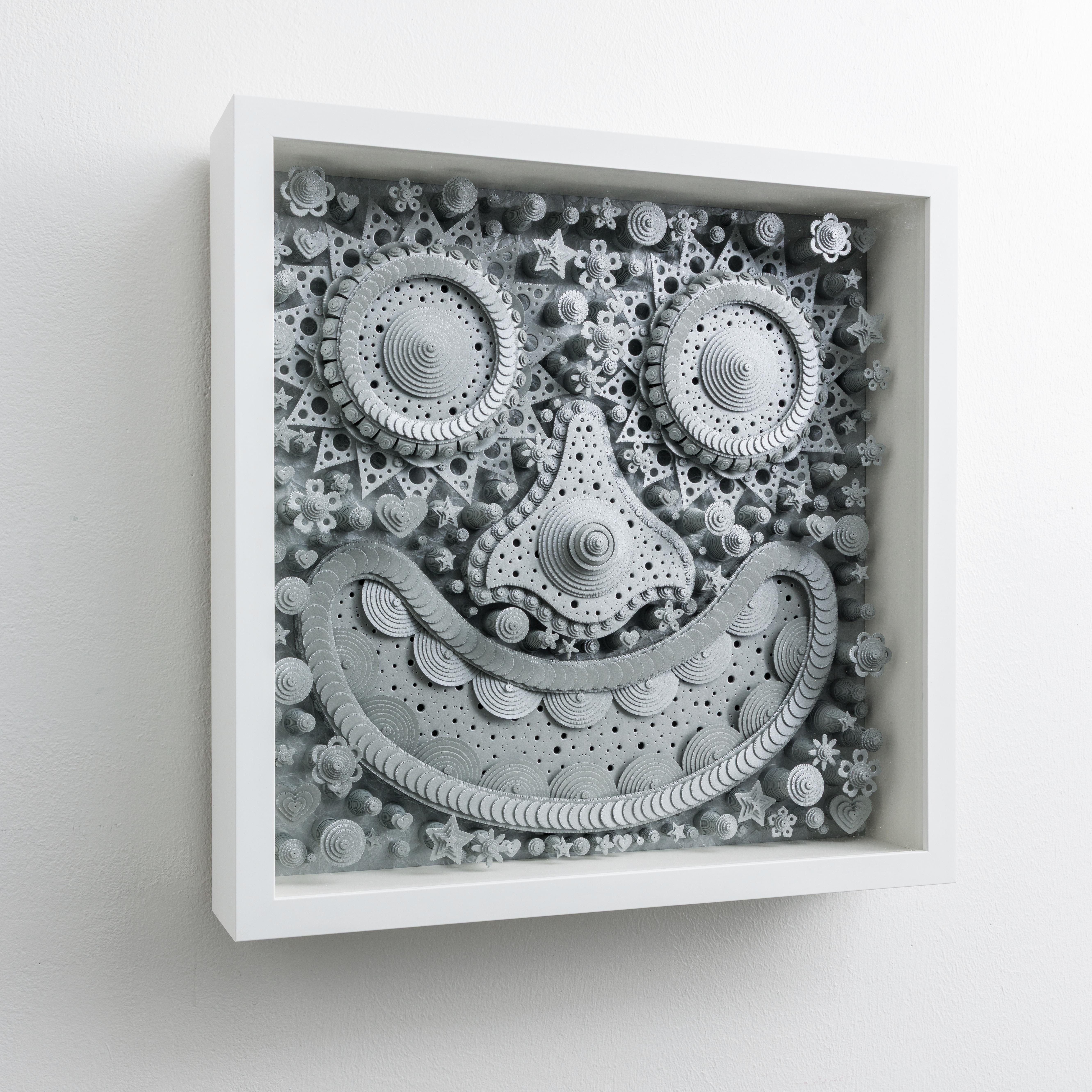 Sculpture 3D en papier métallique construite à la main, encadrée, fixée au mur, couverture en plexi - Gris Abstract Sculpture par Michael Velliquette