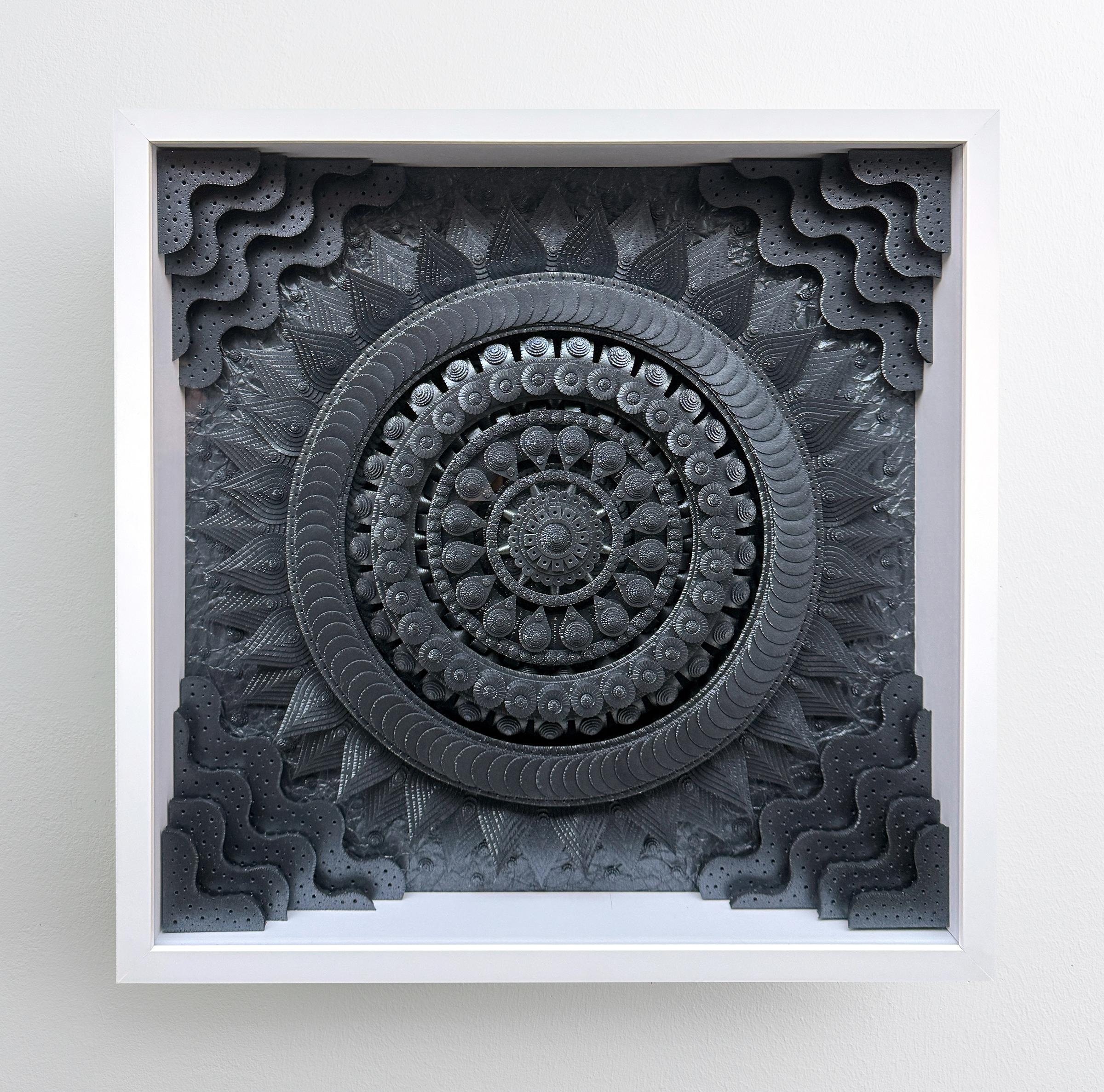 Sculpture 3D en papier métallique construite à la main, encadrée, fixée au mur, couverture en plexi - Noir Abstract Sculpture par Michael Velliquette