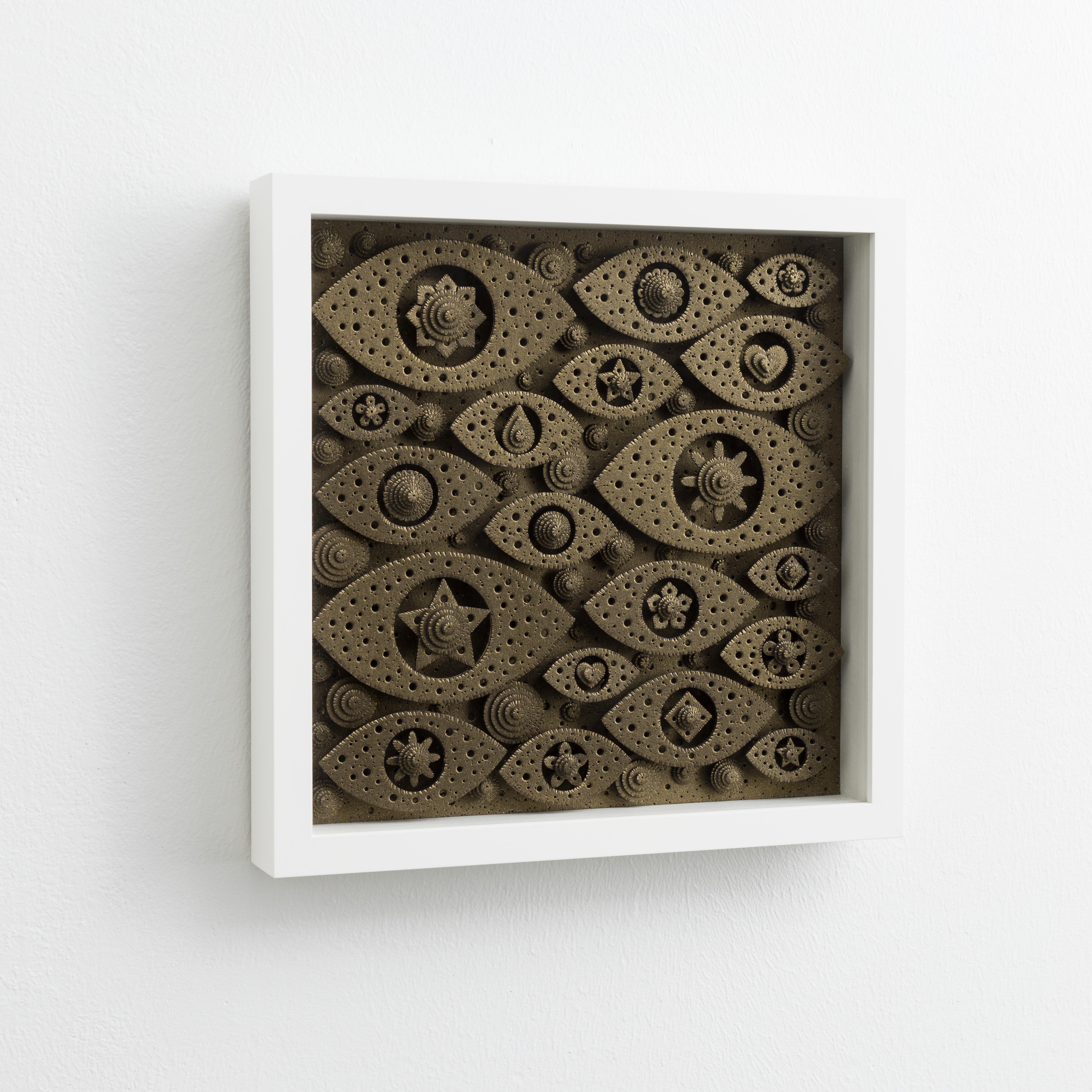 Escultura 3D de Papel Metálico Construida a Mano, Enmarcada, Montada en la Pared, Cubierta de Plexi - Sculpture de Michael Velliquette