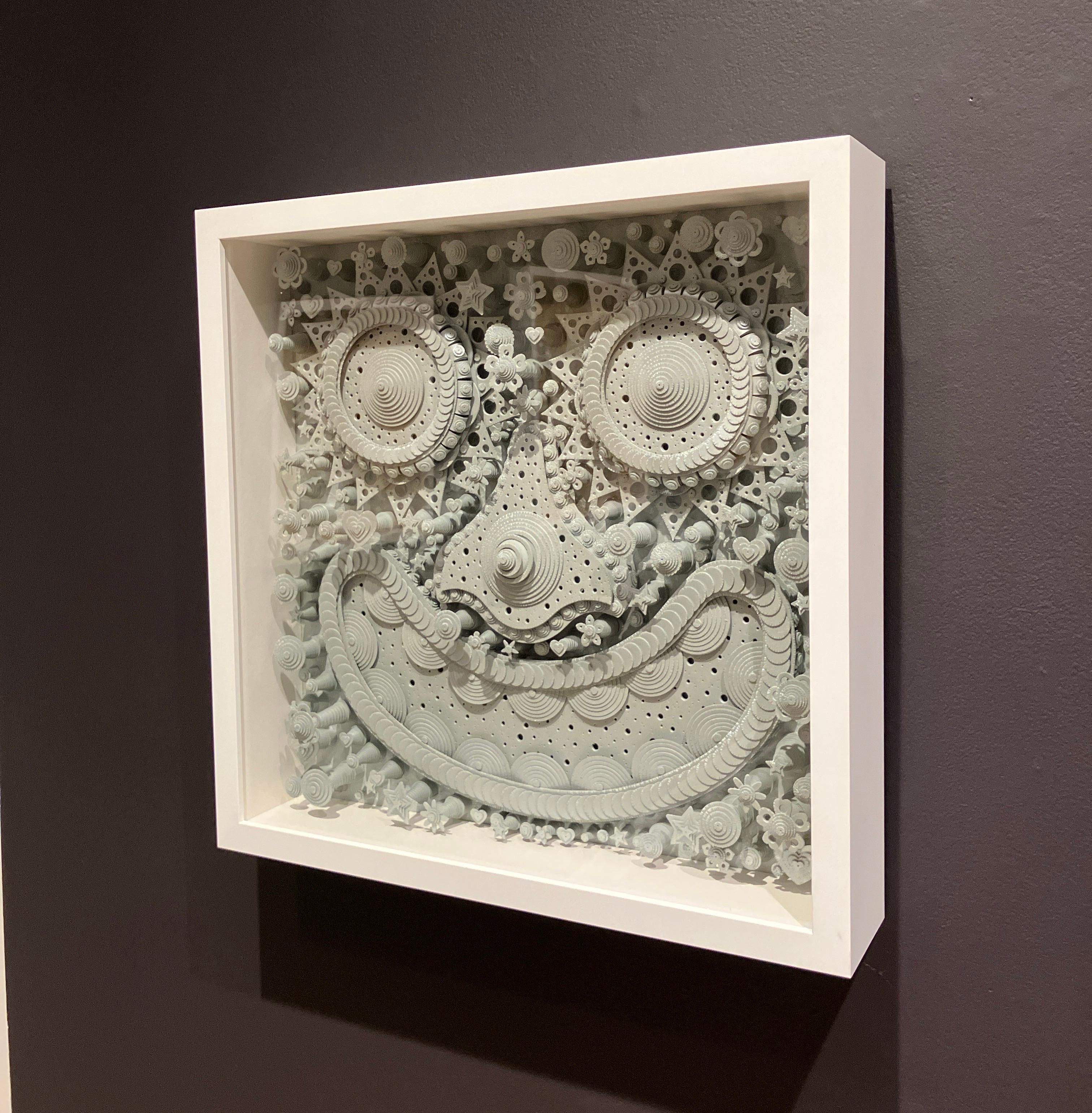 Sculpture en papier métallique 3D construite à la main, encadrée et fixée au mur

Michael Velliquette construit des œuvres étonnamment complexes à partir de papier coloré. Son choix de travailler avec un matériau de tous les jours lui donne la