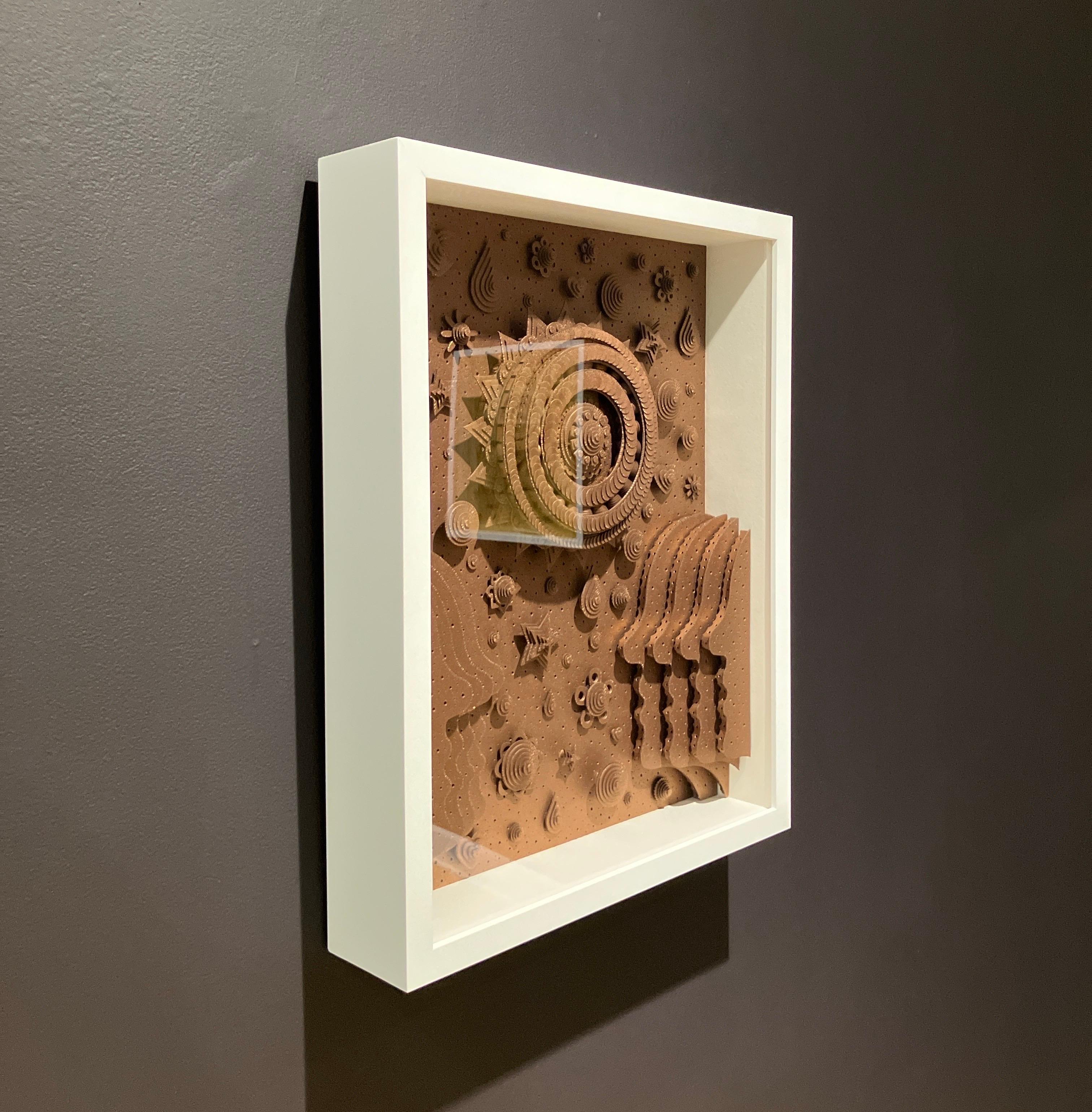 Scultura in carta metallizzata 3D costruita a mano, incorniciata, montata a parete, con copertura in plexi

Michael Velliquette costruisce opere incredibilmente intricate in carta colorata. La scelta di lavorare con un materiale di uso quotidiano