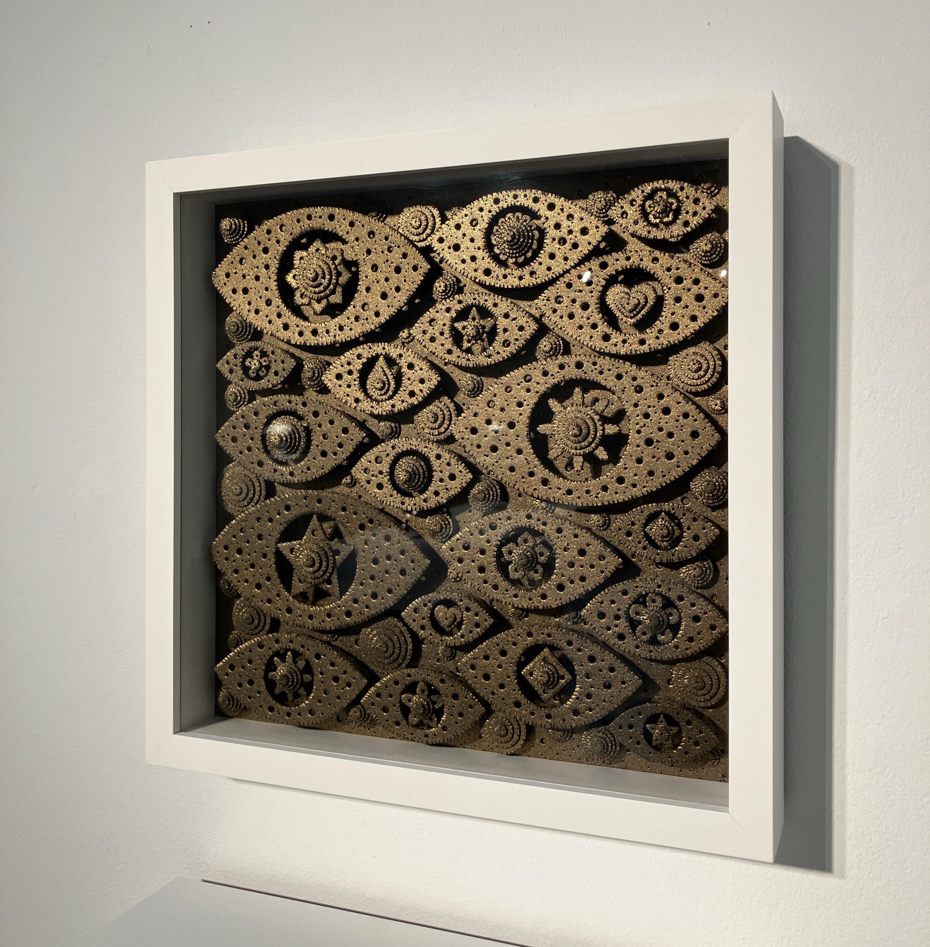 Escultura 3D de Papel Metálico Construida a Mano, Enmarcada, Montada en la Pared, Cubierta de Plexi - Sculpture Contemporáneo de Michael Velliquette