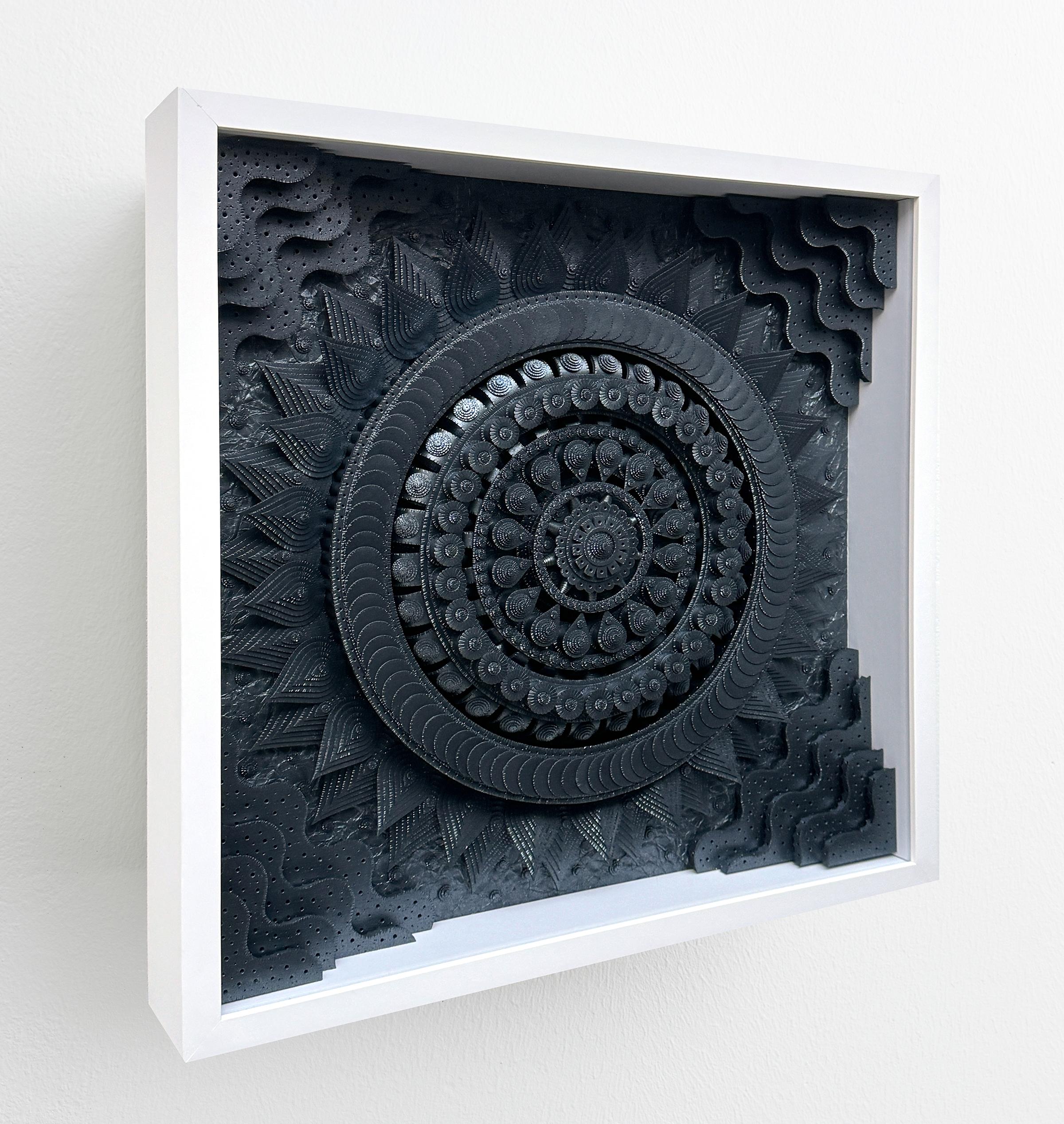 Sculpture 3D en papier métallique construite à la main, encadrée, fixée au mur, couverture en plexi

Michael Velliquette construit des œuvres étonnamment complexes à partir de papier coloré. Son choix de travailler avec un matériau de tous les jours