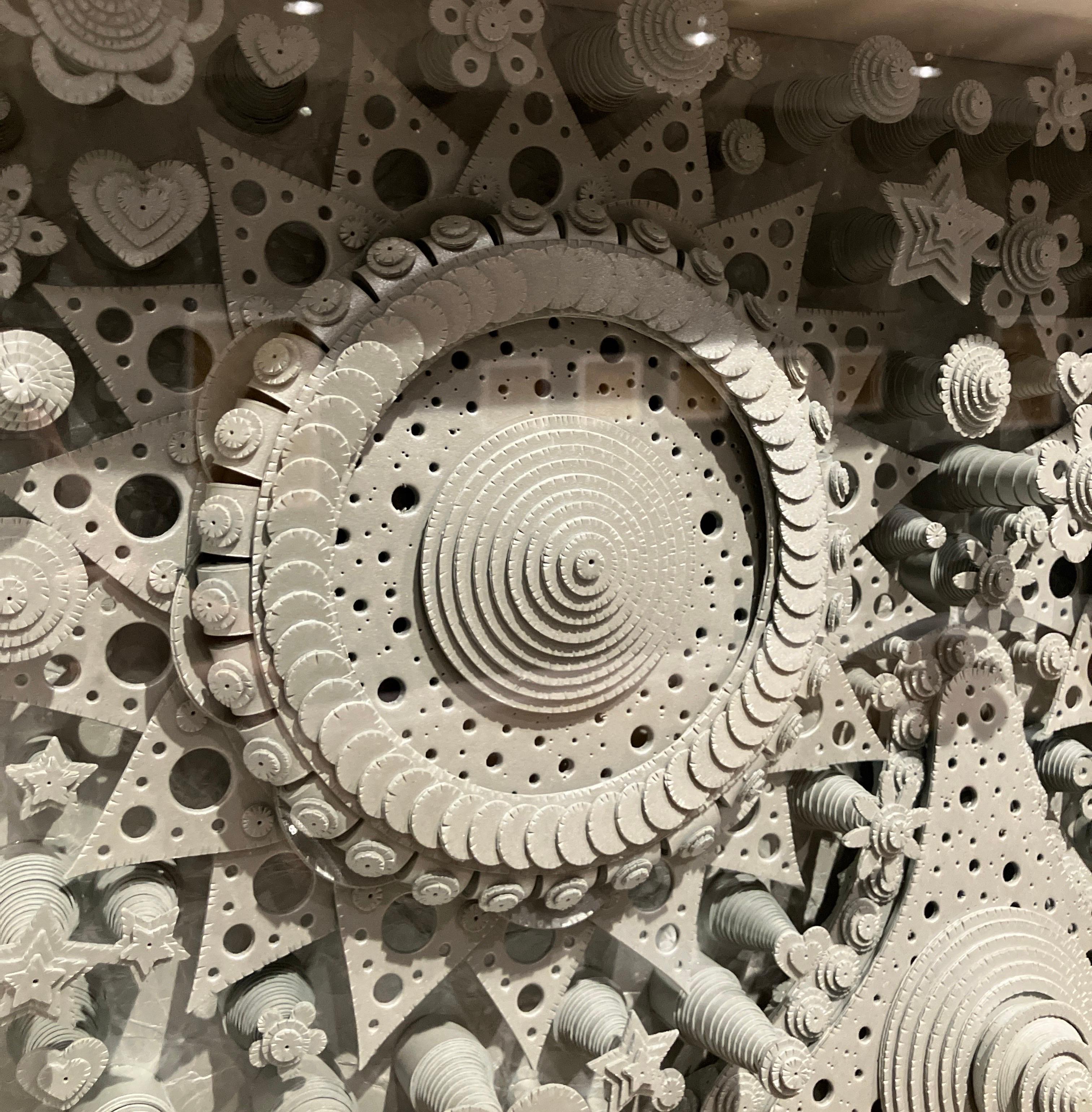 Sculpture 3D en papier métallique construite à la main, encadrée, fixée au mur, couverture en plexi en vente 1