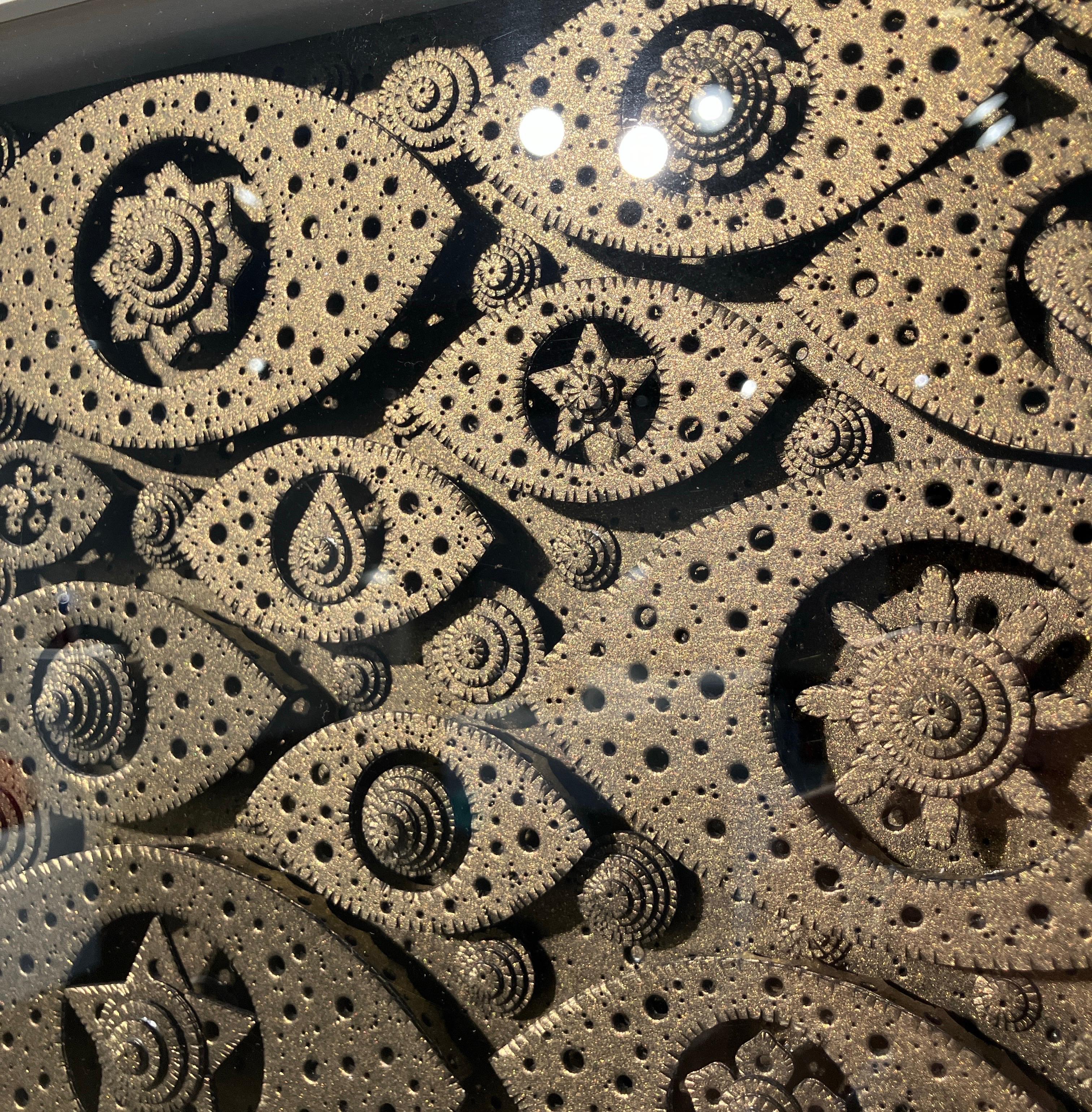 Escultura 3D de Papel Metálico Construida a Mano, Enmarcada, Montada en la Pared, Cubierta de Plexi - Abstract Sculpture Gris de Michael Velliquette