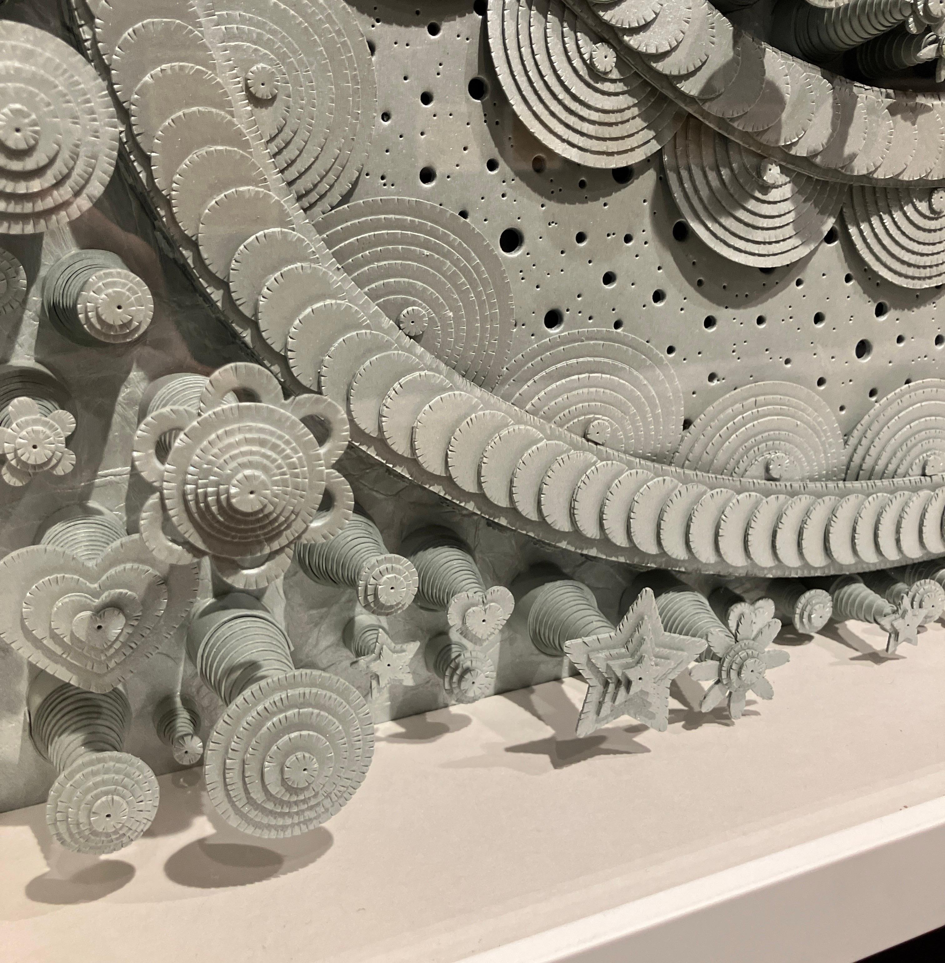 Sculpture 3D en papier métallique construite à la main, encadrée, fixée au mur, couverture en plexi en vente 2