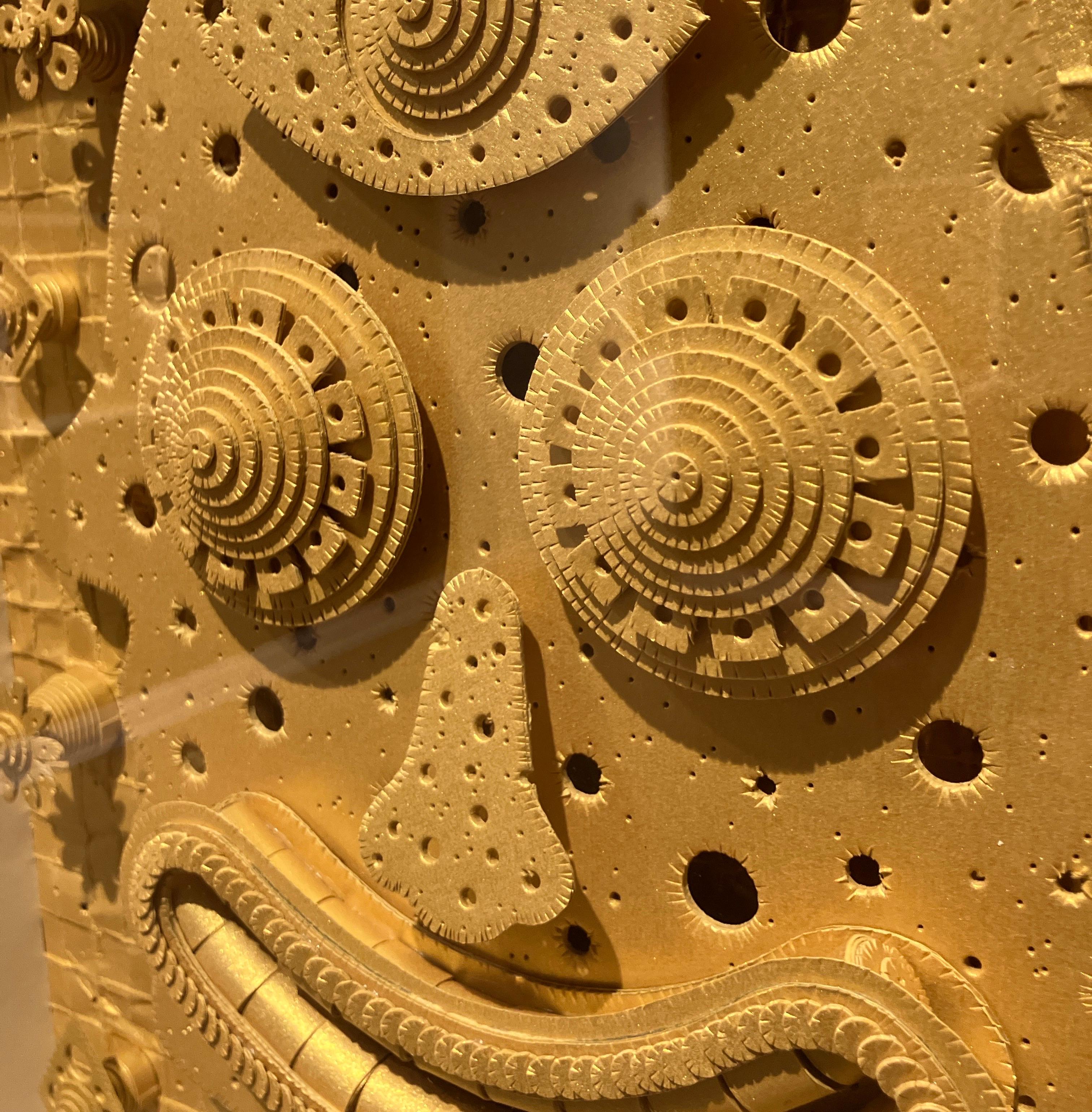 Sculpture 3D en papier métallique construite à la main, encadrée, fixée au mur, couverture en plexi en vente 2