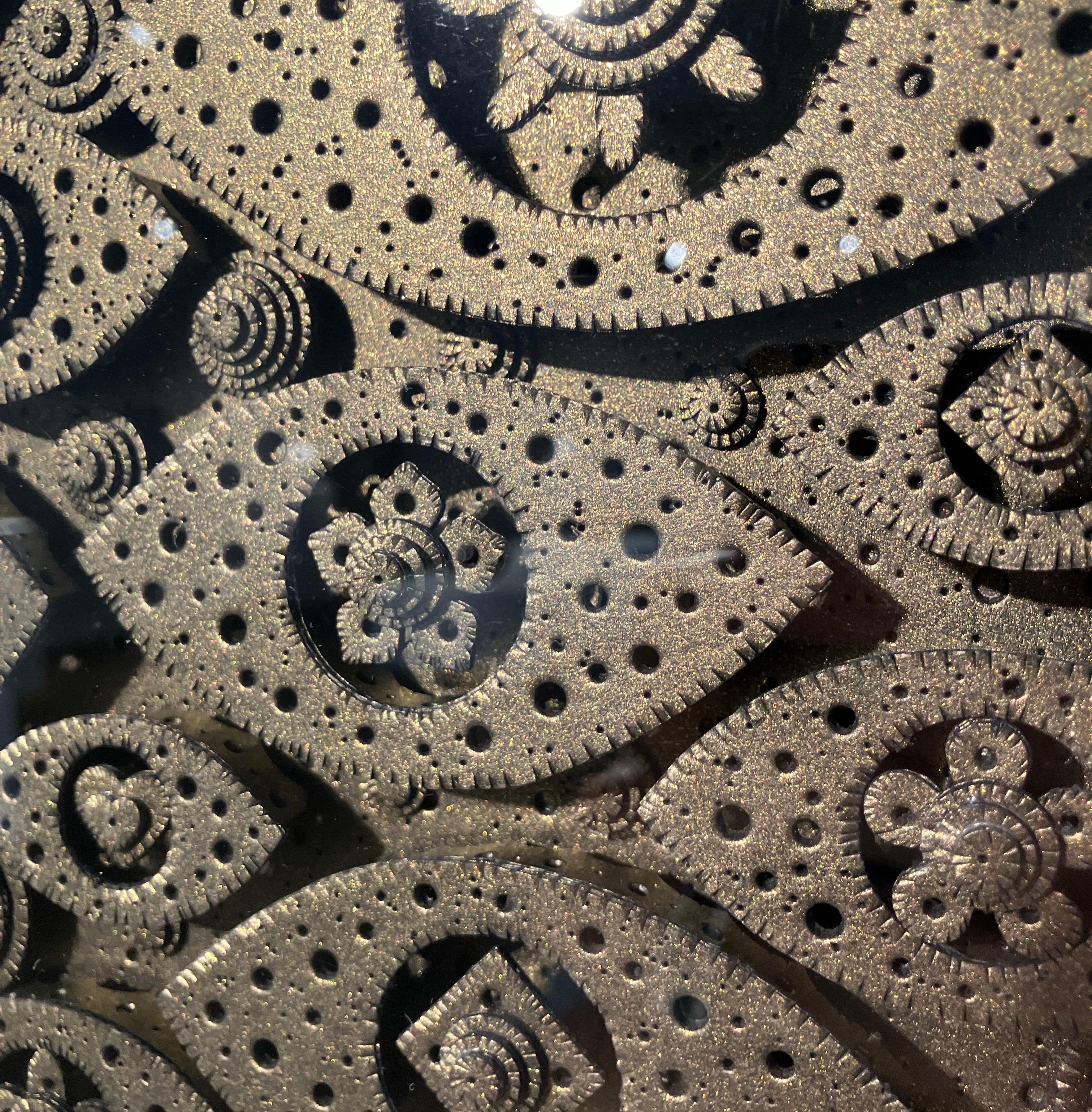 Escultura 3D de Papel Metálico Construida a Mano, Enmarcada, Montada en la Pared

Michael Velliquette construye obras asombrosamente intrincadas con papel de colores. Su elección de trabajar con un material cotidiano le permite la libertad de pensar