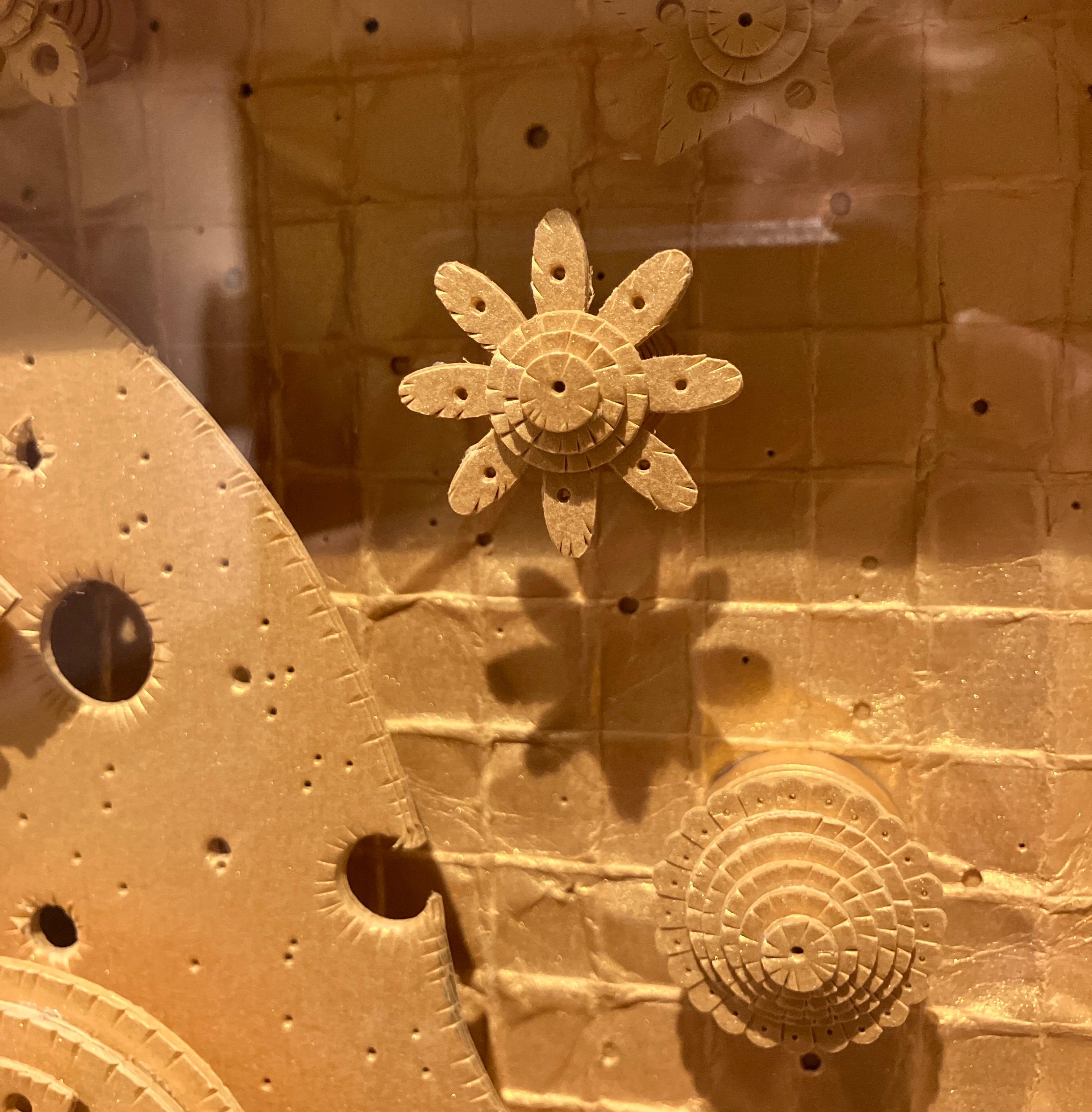 Sculpture 3D en papier métallique construite à la main, encadrée, fixée au mur, couverture en plexi en vente 3