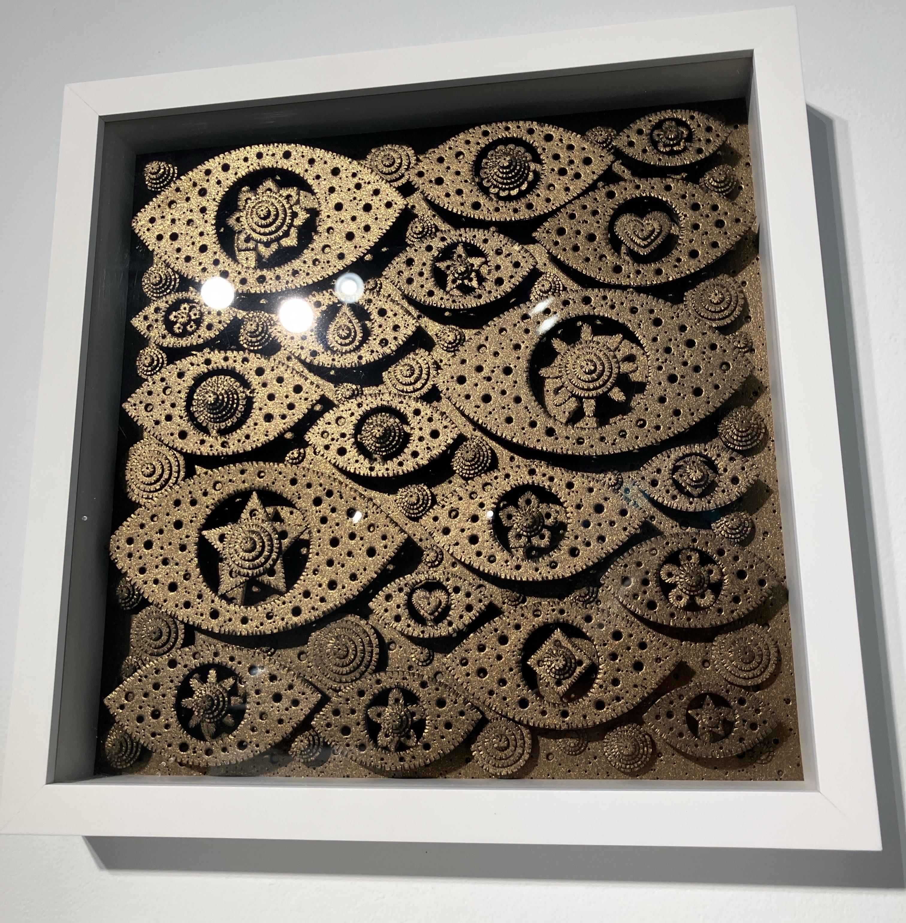 Escultura 3D de Papel Metálico Construida a Mano, Enmarcada, Montada en la Pared, Cubierta de Plexi en venta 2