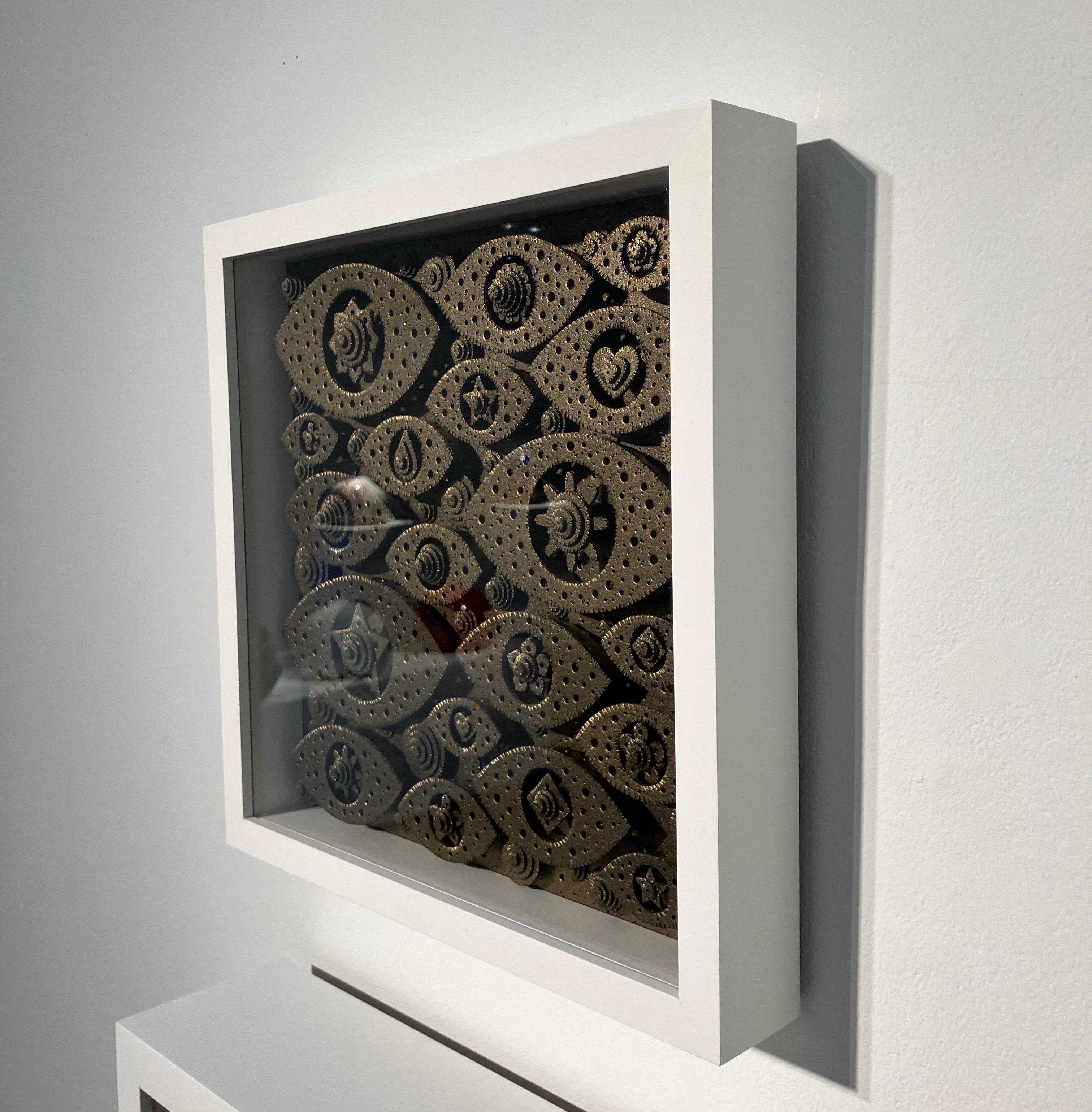 Escultura 3D de Papel Metálico Construida a Mano, Enmarcada, Montada en la Pared, Cubierta de Plexi en venta 3