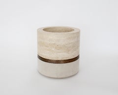 Pot de dure en marbre travertin beige Michael Verheyden avec détails en bronze et en daim
