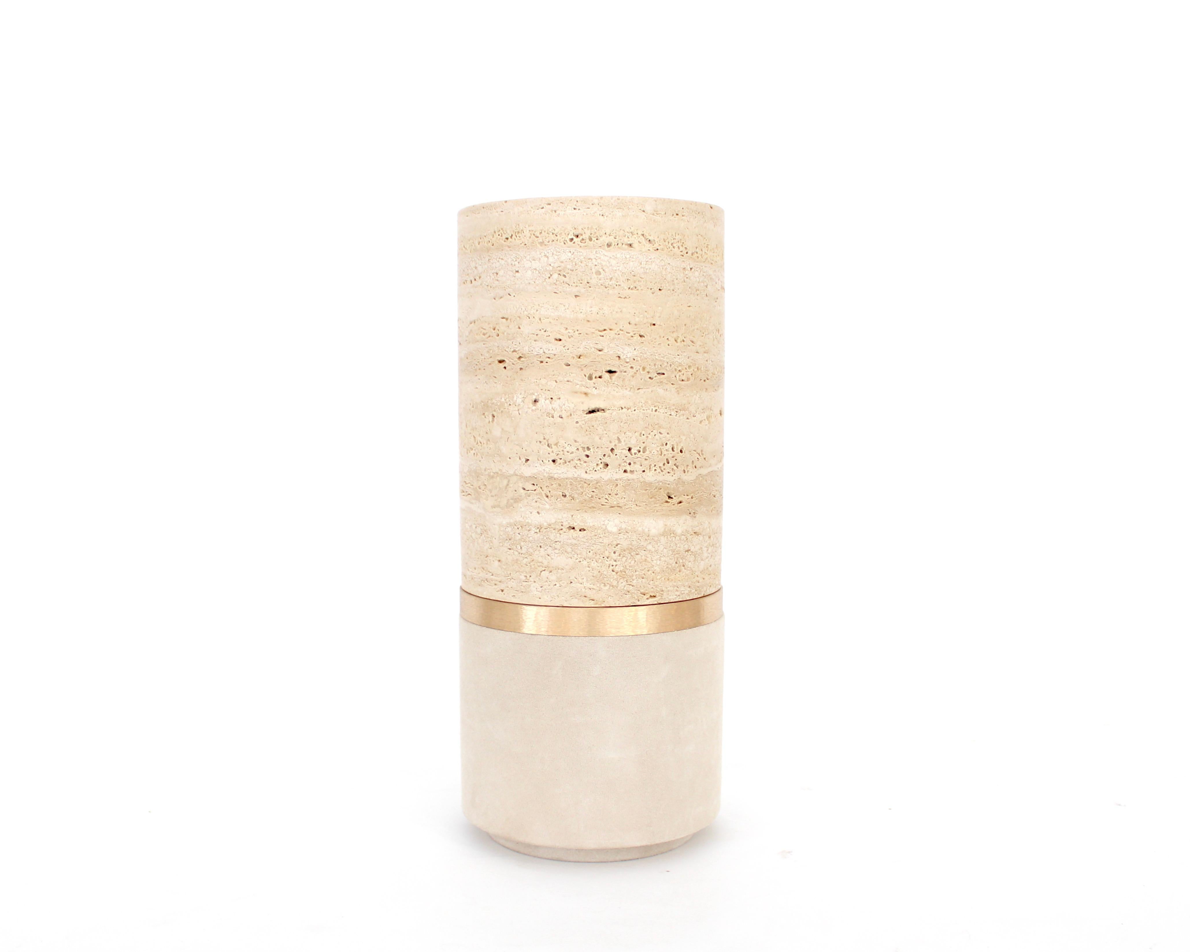 Le designer belge contemporain Michael Verheyden Dure un vase de sa collection d'objets pour la maison. 
Chaque pièce de marbre est unique. Le travertin, le bronze et le daim composent ce vase à trois éléments.
Fourni avec un tube de verre étanche