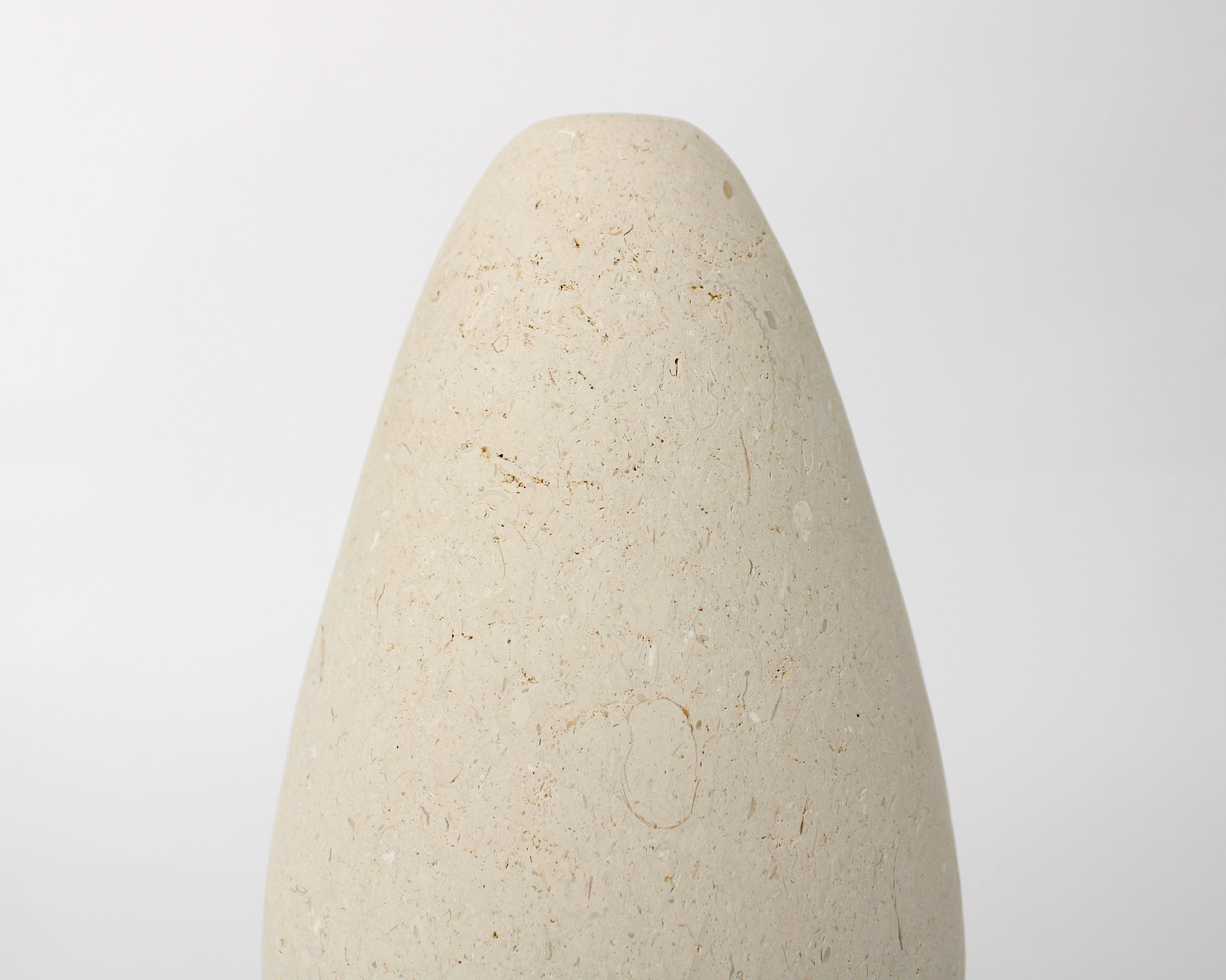 Moderne Michael Verheyden Mandorla Solifeur Pietra di Vincenza Vase en marbre en vente
