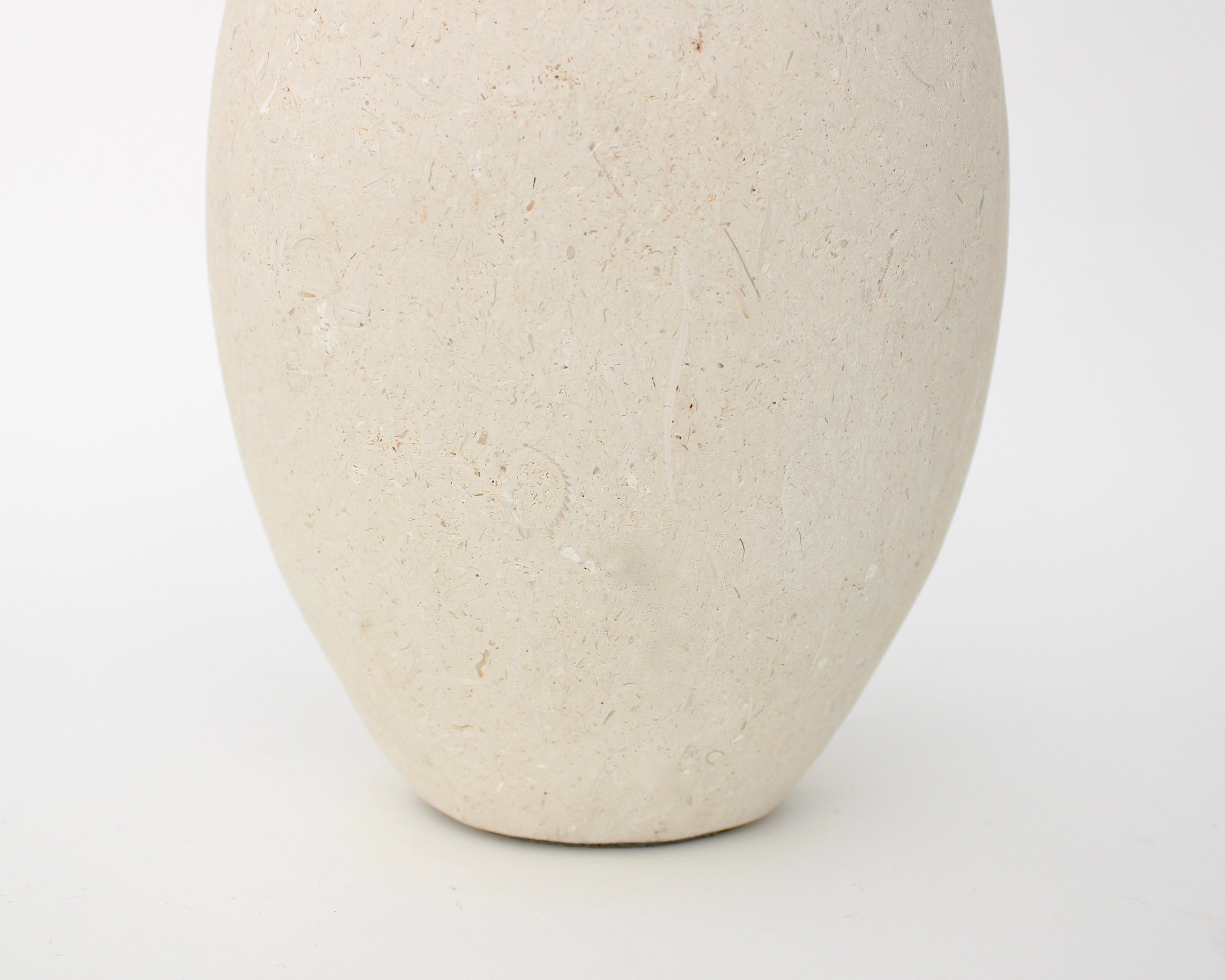 Belge Michael Verheyden Mandorla Solifeur Pietra di Vincenza Vase en marbre en vente