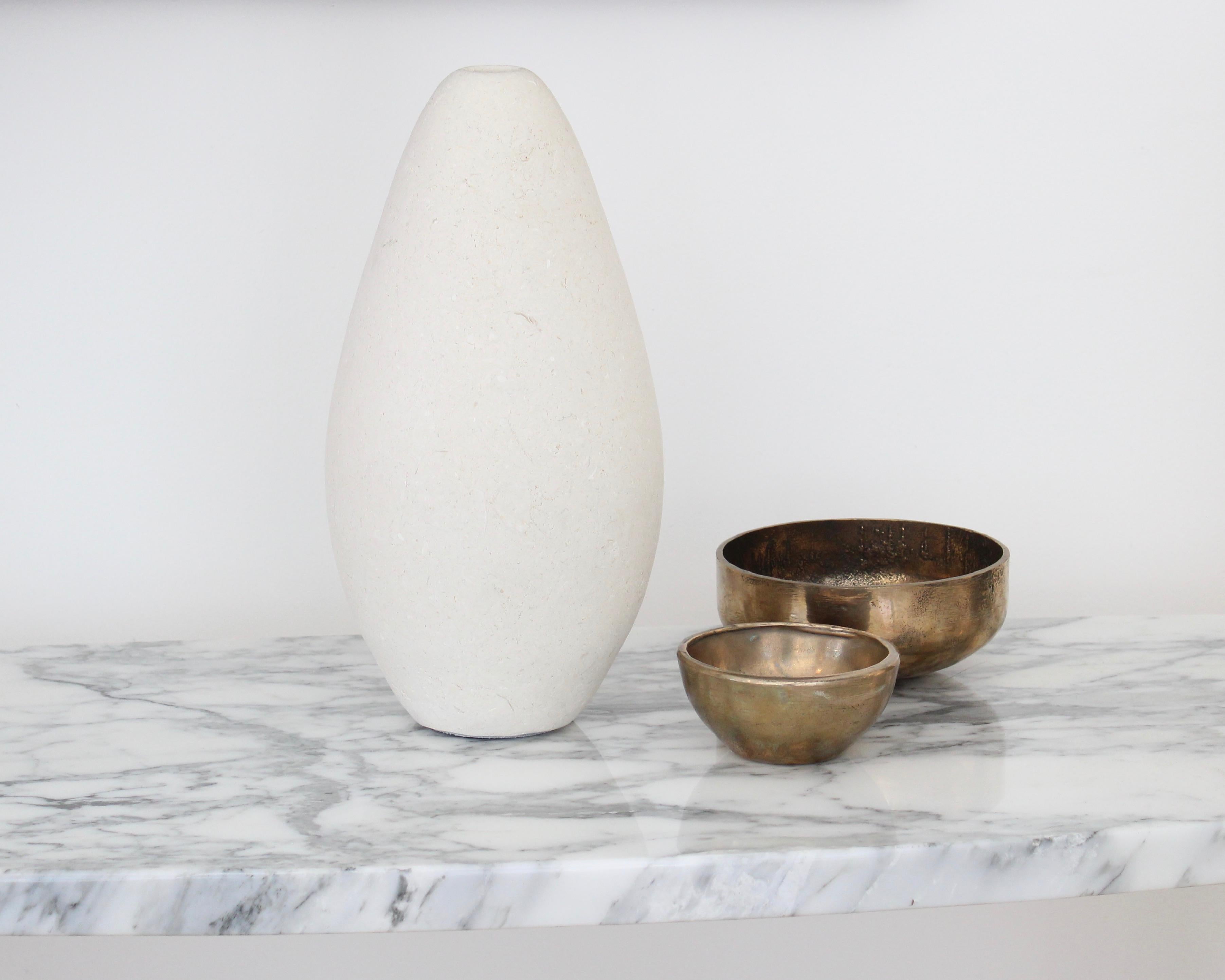 Michael Verheyden Mandorla Solifeur Pietra di Vincenza Vase en marbre en vente 1