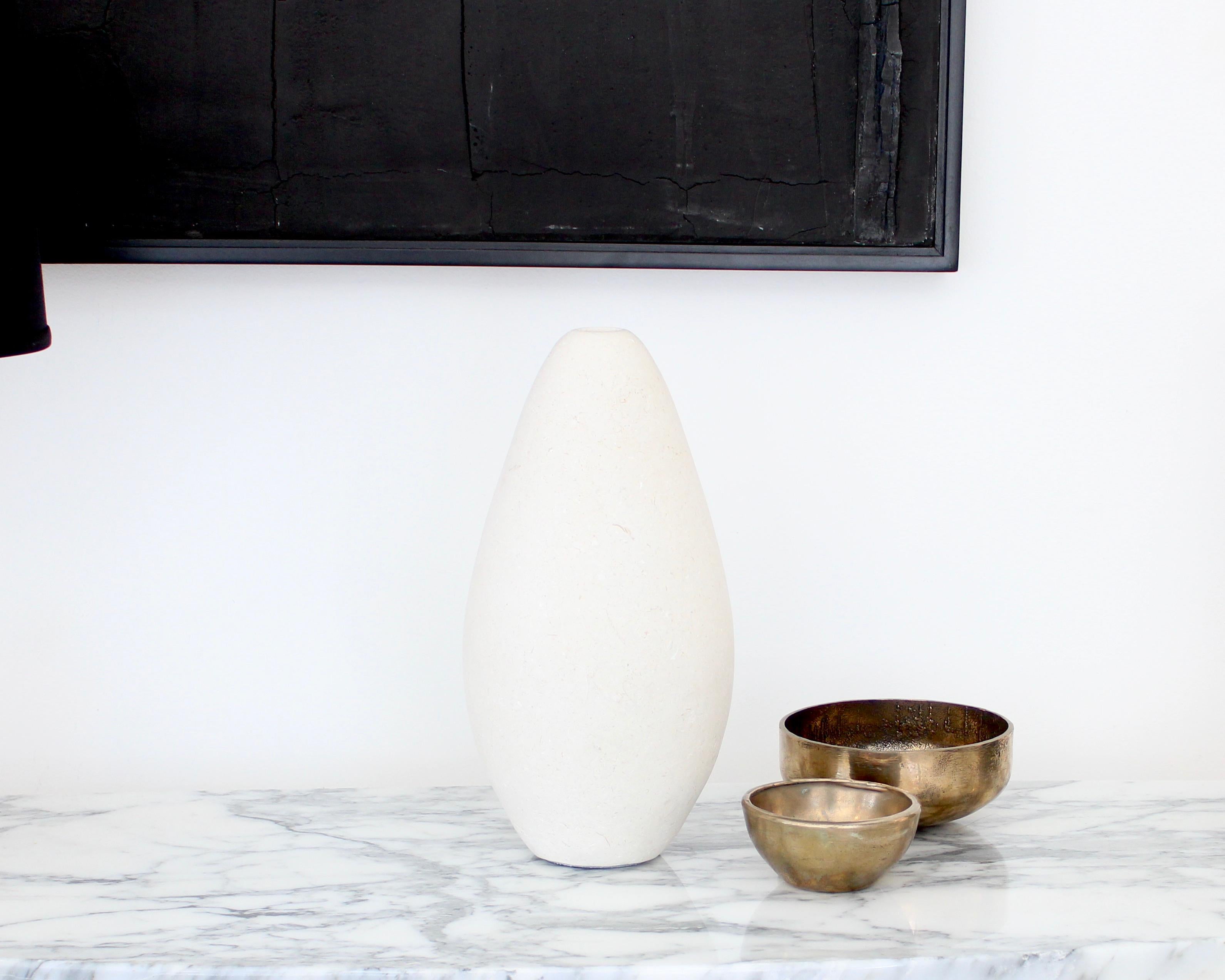 Michael Verheyden Mandorla Solifeur Pietra di Vincenza Vase en marbre en vente 2