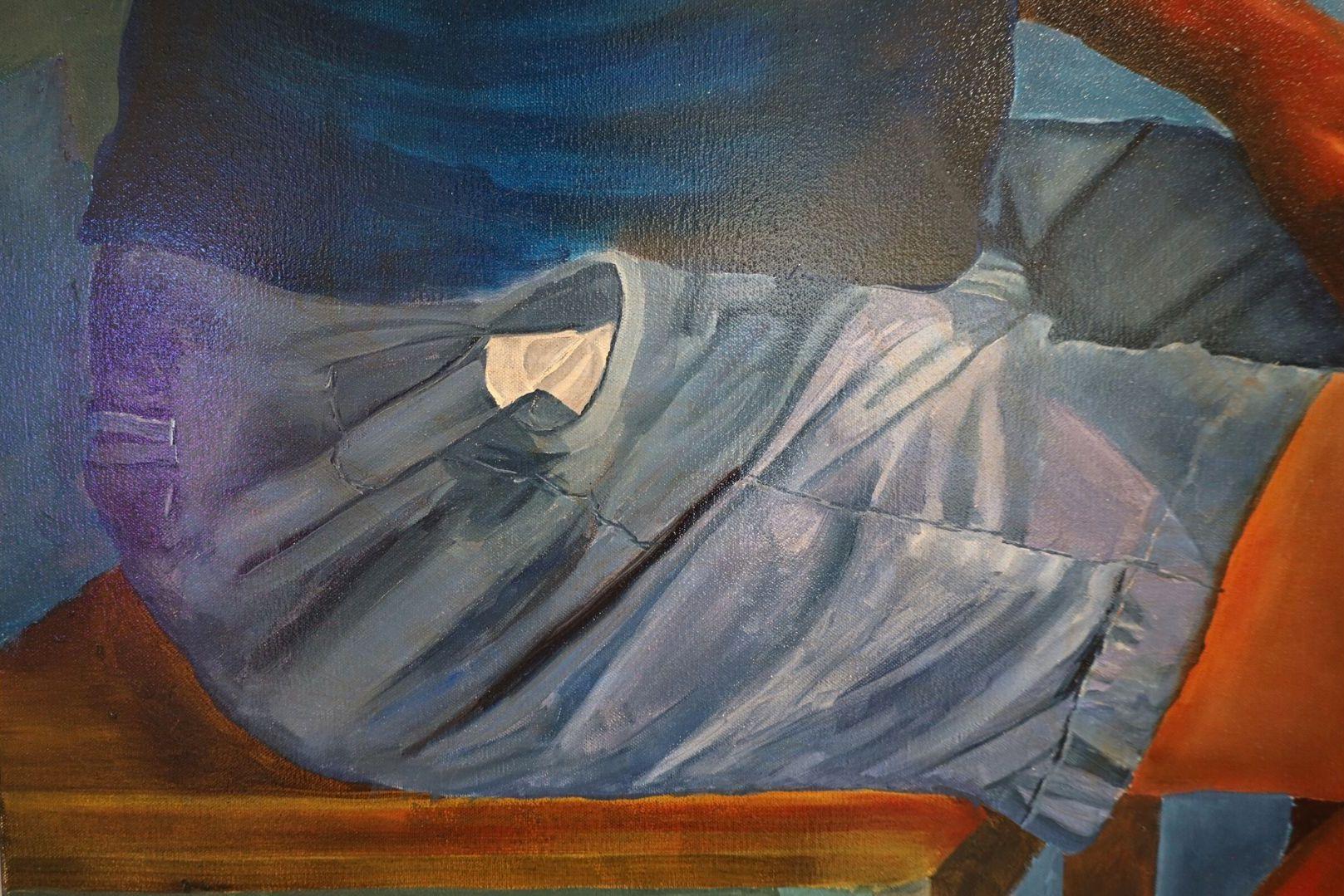 Le tableau représente un homme musclé, d'âge moyen, aux cheveux blancs courts, assis de côté à une table en bois, le regard tourné vers l'avant. Son bras droit tendu tient une tête sculptée, traduisant une humeur contemplative. L'arrière-plan