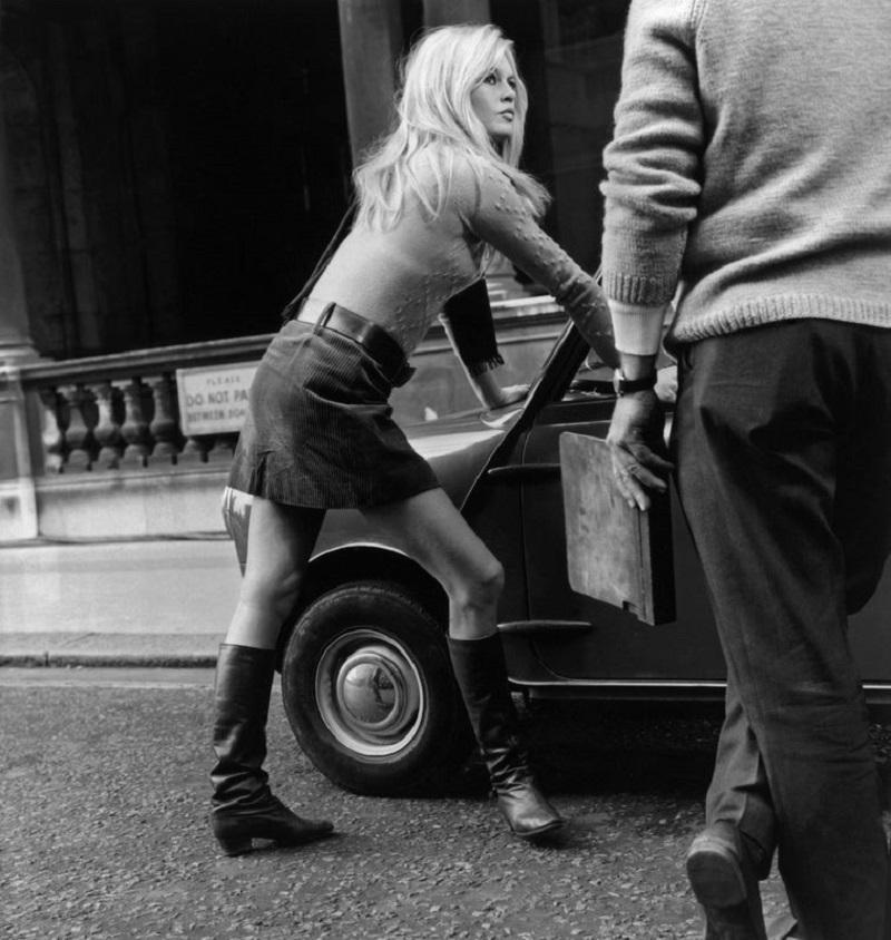 "Mini Car Mini Skirt" di Michael Webb

Brigitte Bardot durante una pausa dalle riprese di "Due settimane a settembre" a Whitehall, Londra. Appoggiata a una mini, indossa stivali, minigonna con cintura e maglione.

Non incorniciato
Formato carta: 40"