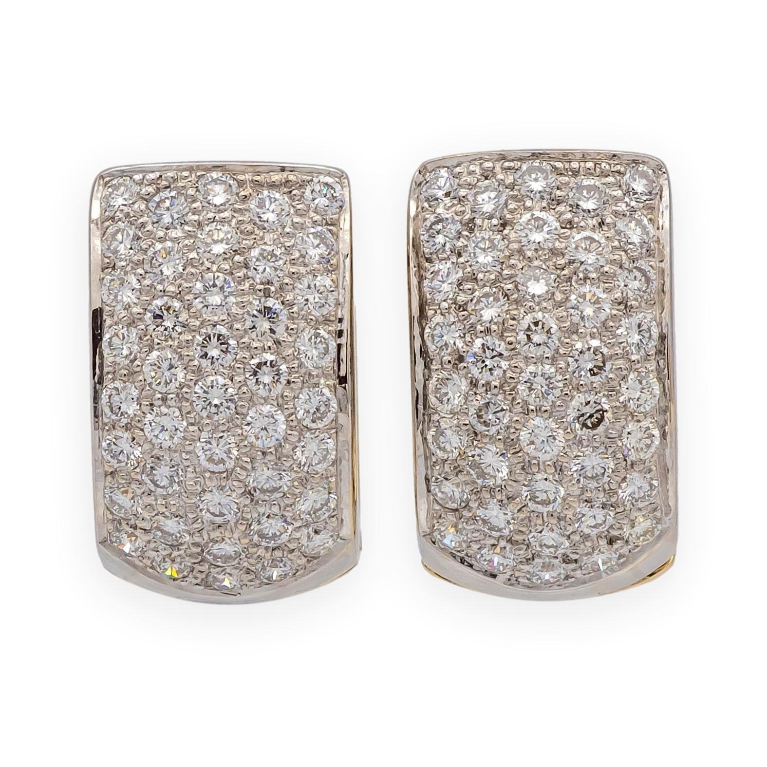 Diese Ohrringe sind aus 18 Karat Gelb- und Weißgold gefertigt und mit 82 runden Diamanten im Brillantschliff besetzt, die in einem glänzenden Pavé angeordnet sind. Sie sitzen wunderschön, mit einer ruhigen Eleganz, und sind sowohl für formelle als