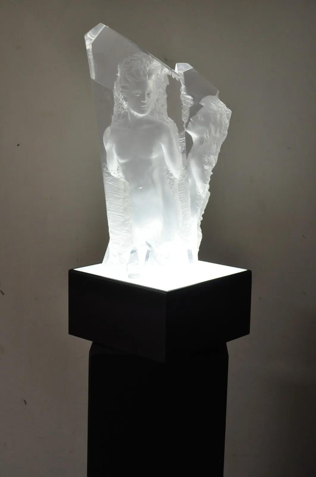 Sculpture en acrylique signée Michael Wilkinson « Crystal Vision » 1999 sur piédestal en vente 8