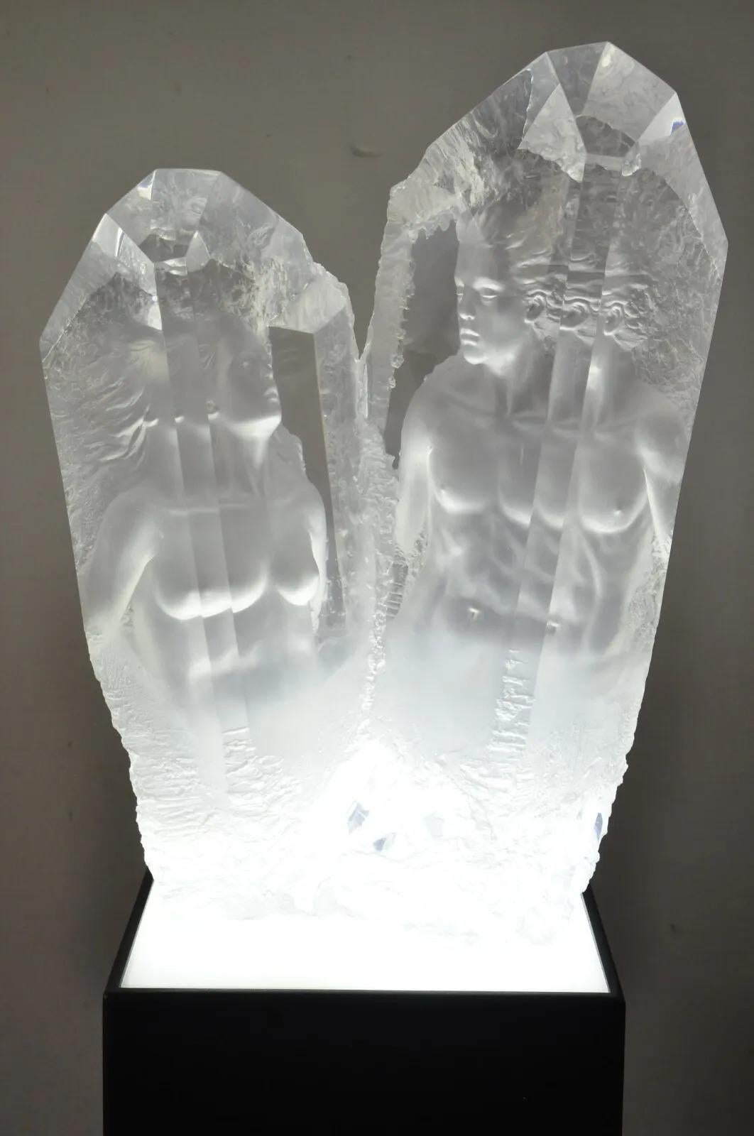 Mid-Century Modern Sculpture en acrylique signée Michael Wilkinson « Crystal Vision » 1999 sur piédestal en vente