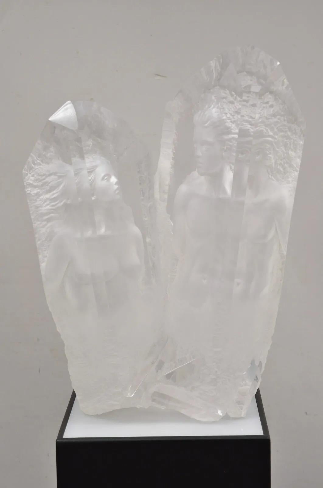 Sculpture en acrylique signée Michael Wilkinson « Crystal Vision » 1999 sur piédestal en vente 1