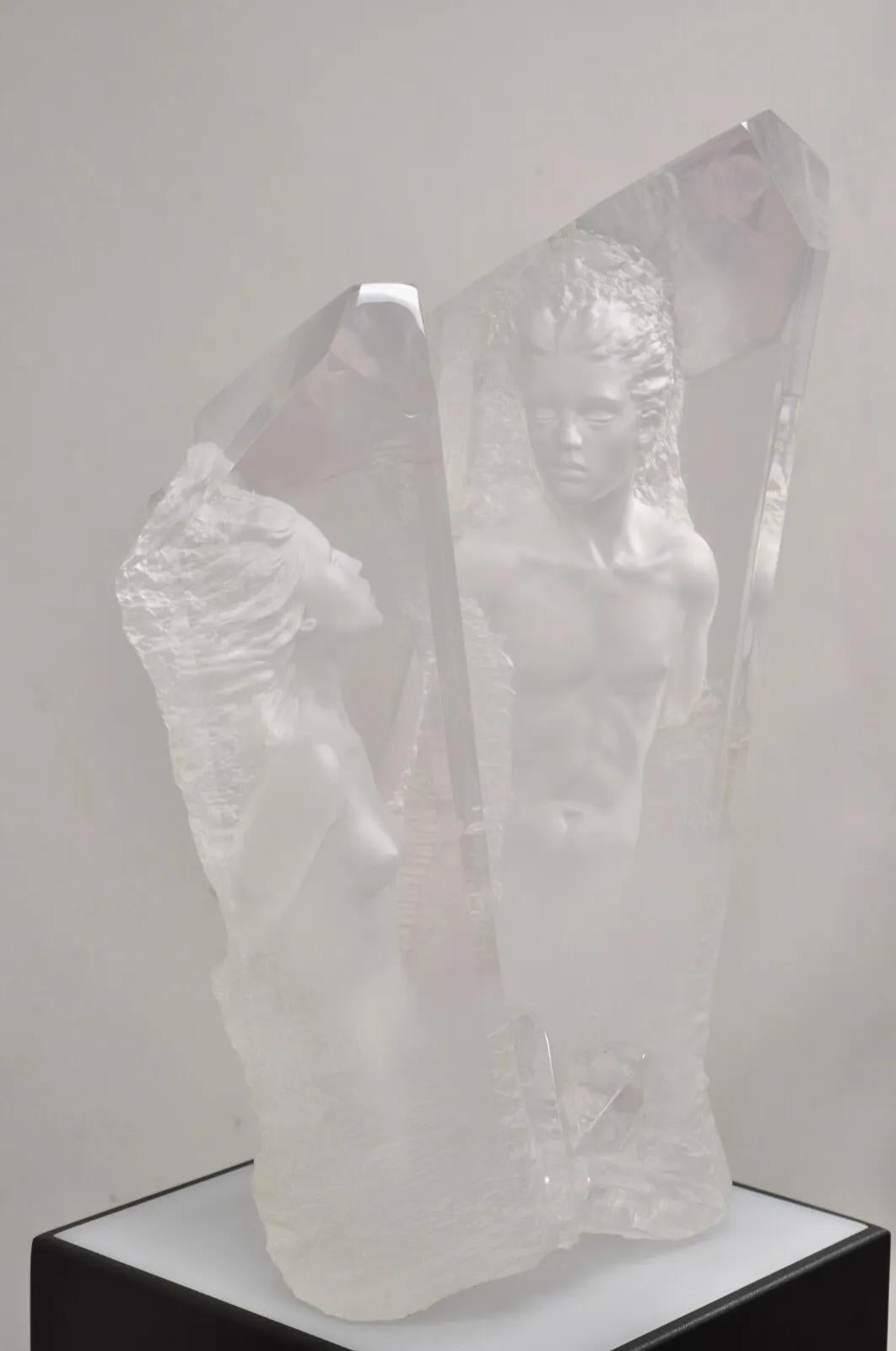 Sculpture en acrylique signée Michael Wilkinson « Crystal Vision » 1999 sur piédestal en vente 2