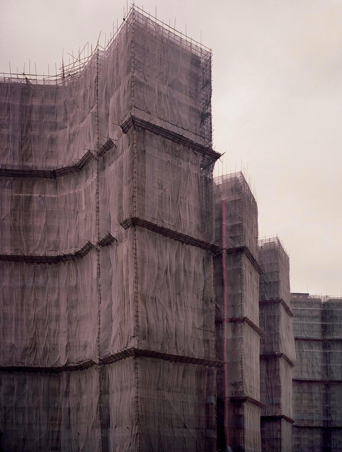 Michael WOLF (1954 - 2019, Deutschland)
Architektur der Dichte #18, 2003
C-Druck
Blatt 152,4 x 121,9 cm (60 x 48 in.) 
Auflage von 9, plus 2 AP; Ed. 5/9
Nur drucken

- Michael Wolf

Michael Wolf wurde 1954 in München, Deutschland, geboren. Er lebte