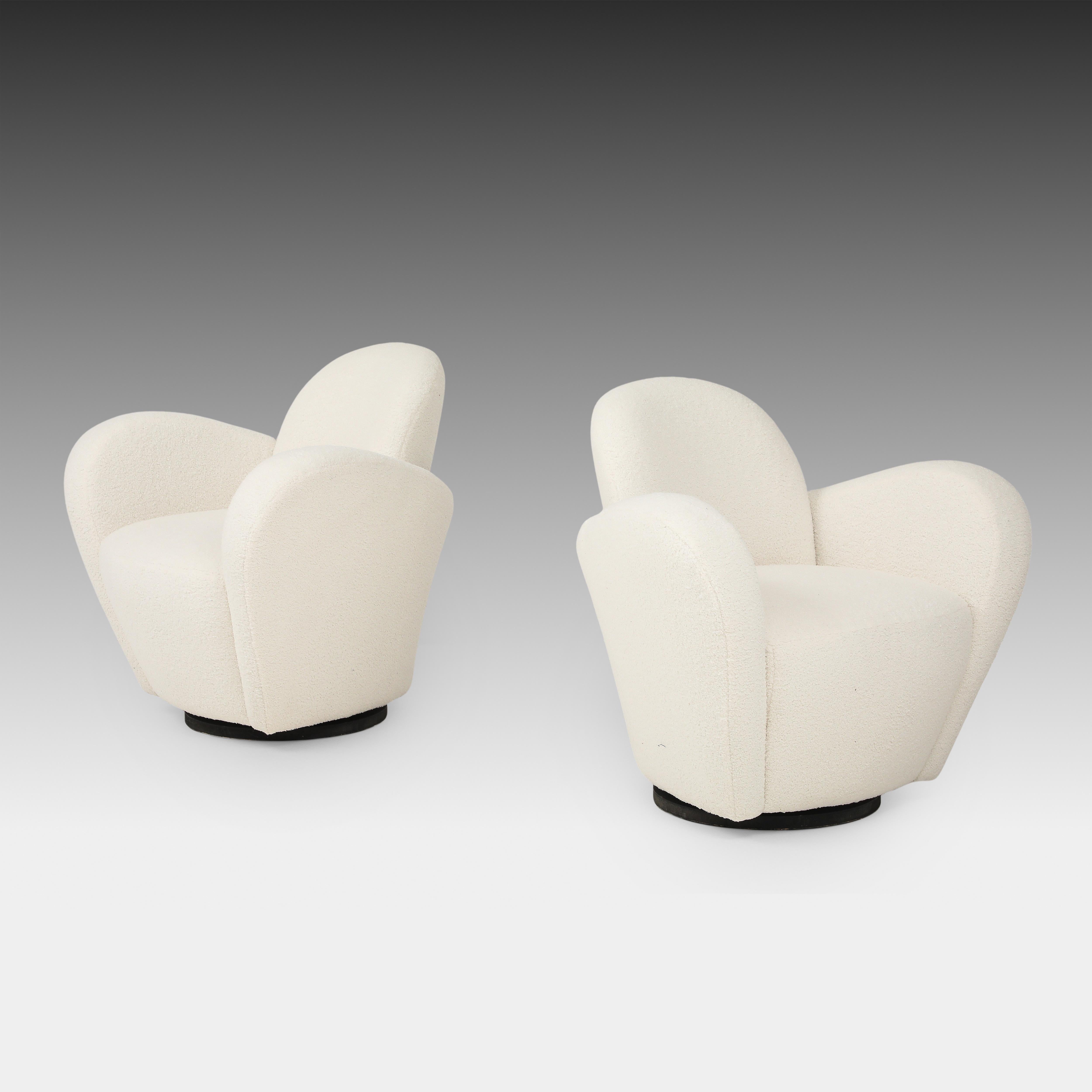 Michael Wolk per Directional coppia di poltrone girevoli in bouclé avorio o crema con braccioli avvolgenti ed elegantemente curvati che si assottigliano verso il basso e poggiano su una base girevole in legno nero. Questo design iconico e chic è