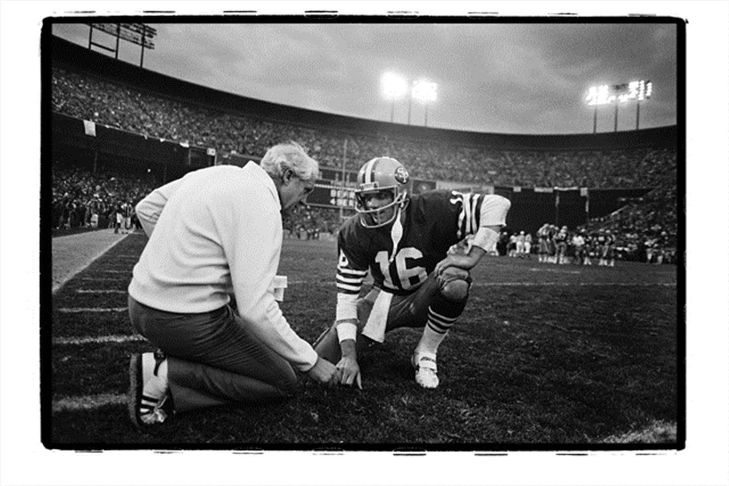 Michael Zagaris Black and White Photograph – Bill Walsh und Joe Montana, Mentor und Meister, NFC-Wettbewerb 1985