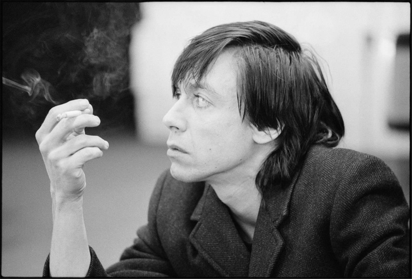 Michael Zagaris Portrait Photograph – Smoking in Iggy Pop