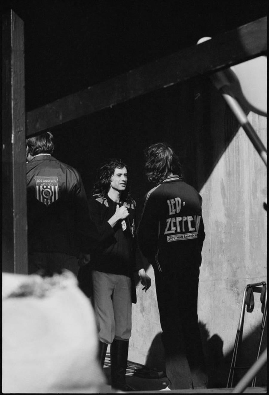 Michael Zagaris Black and White Photograph – Jimmy Page, Nordamerikatournee 1977