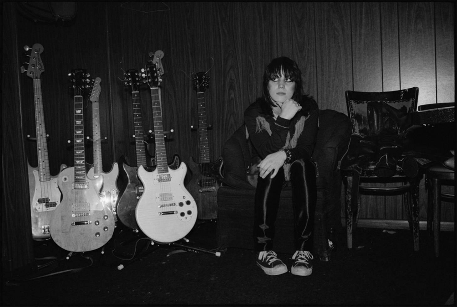 Black and White Photograph Michael Zagaris - Joan Jett avec guitares