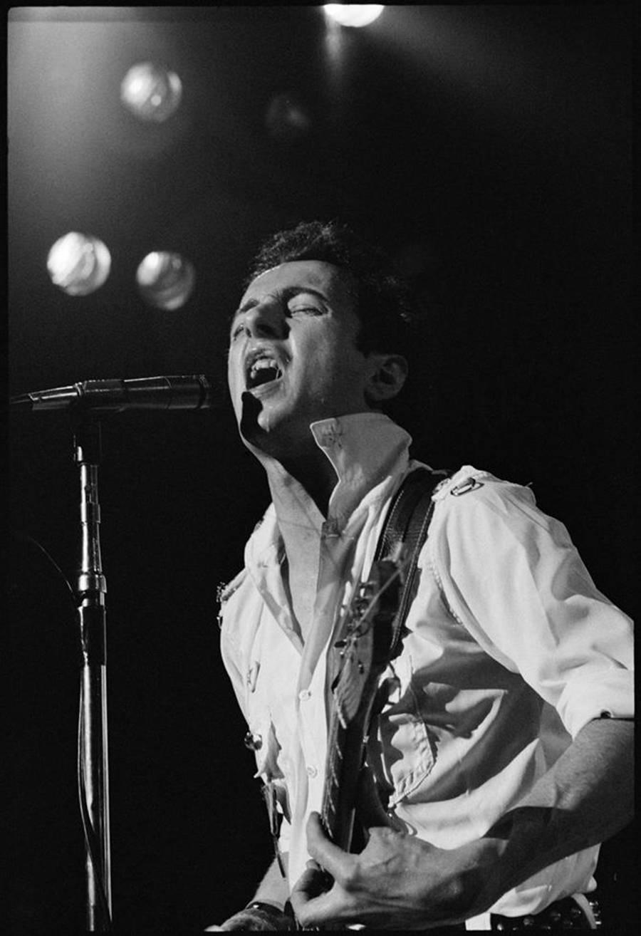 Michael Zagaris Black and White Photograph – Joe Strummer, Berkeley, Kalifornien, 1979