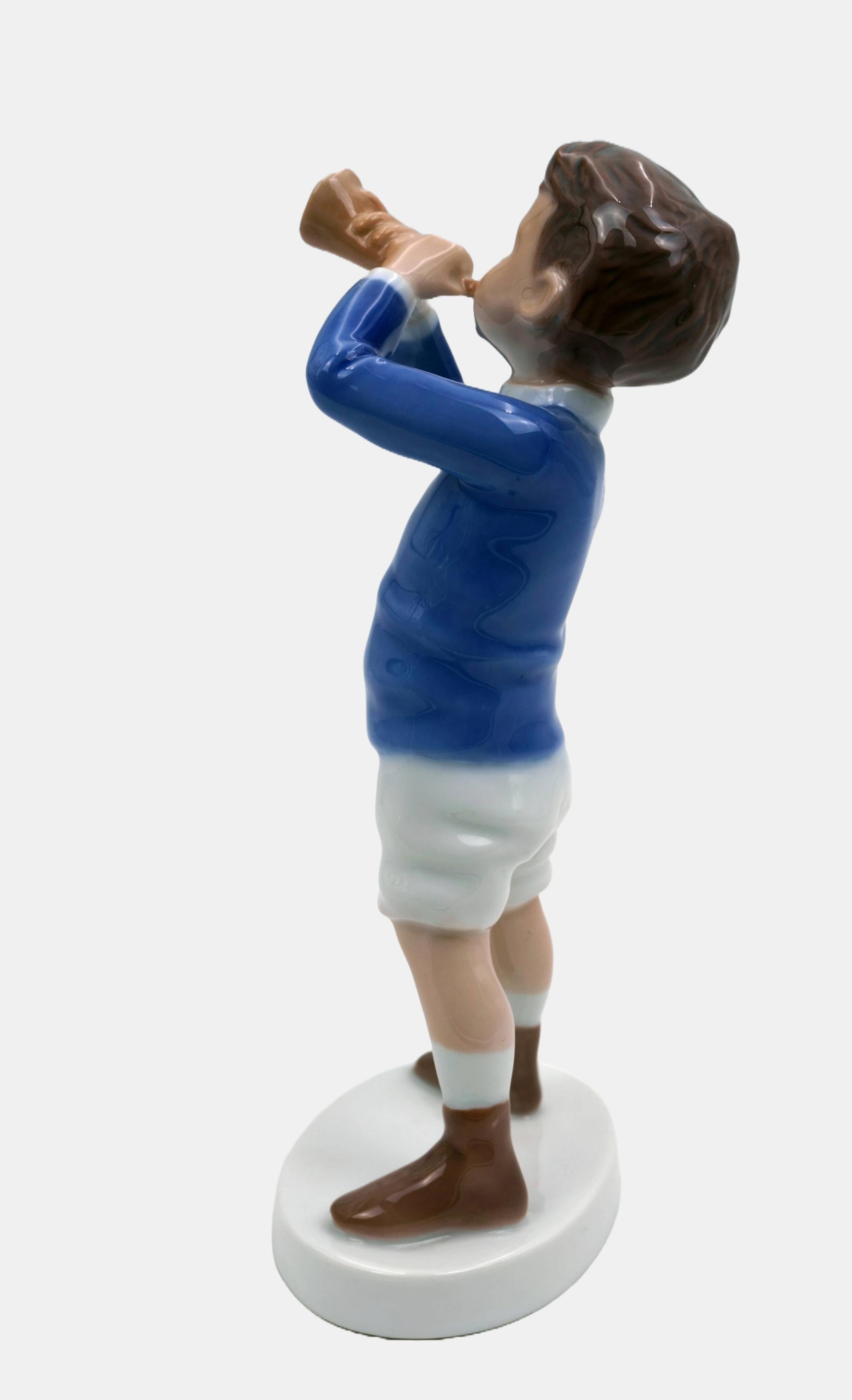 Figura di Bing & Grondahl Ragazzo in piedi con tromba / - La Fanfara - - Sculpture di Michaela Ahlmann