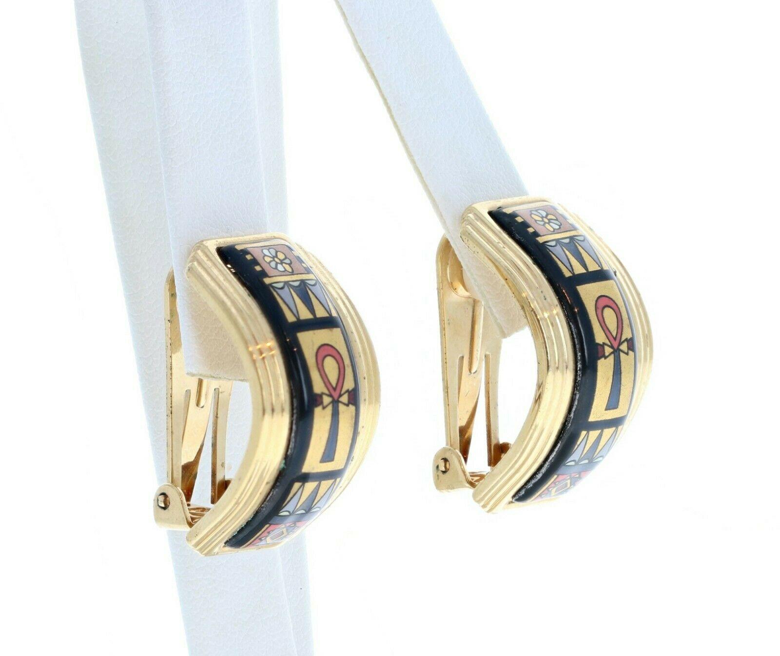 Michaela Frey Enamel & Gold Plated Huge Hoop Earrings 21g





 Beautiful Michaela Frey enamel hoop earrings

Very elegant for everyday wear !!

Gold plated and Enamel huggie clip on earrings

Weight 21 grams

approx. 1 1/8 inch in length , 1/2 inch