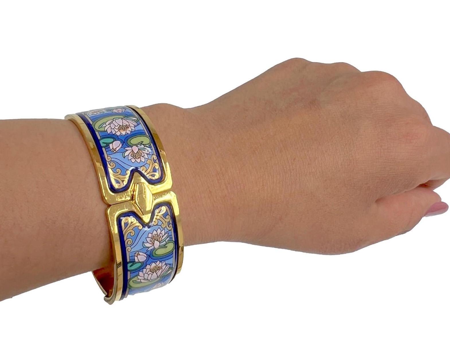 Michaela Frey Wien Vintage 24K Gold-Plated Enamel Hinged Bangle Bracelet Large In Good Condition In New York, NY