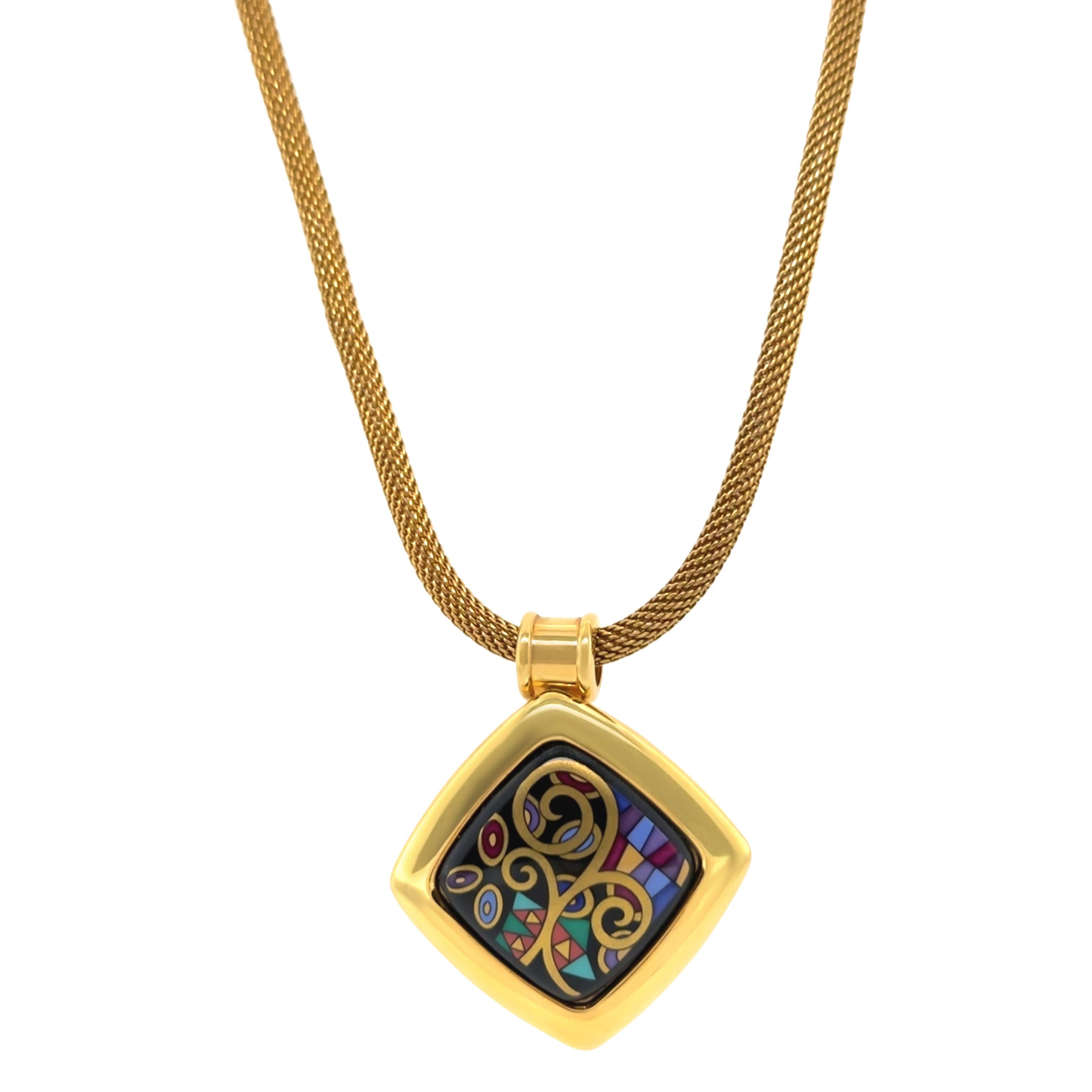 Questa vivace collana di Michaela Frey Wille è caratterizzata da un ciondolo placcato in oro e impreziosito da una serie di smalti multicolori che mettono in mostra il design artistico tipico del marchio. Il ciondolo pende da una catenina di 42 cm,