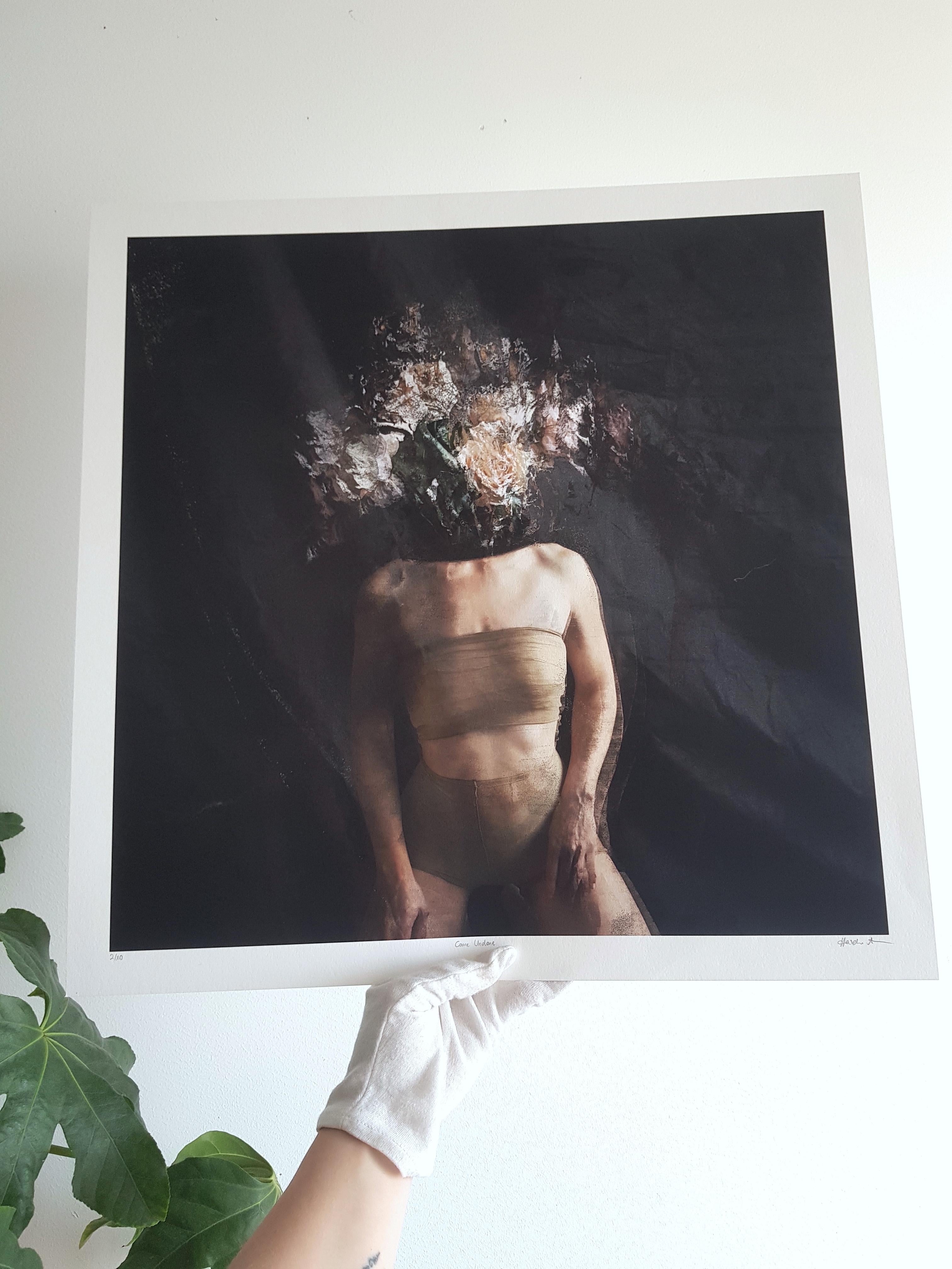 Come Undone. Dalla serie Farbtöne - Photograph di Michaela Haider
