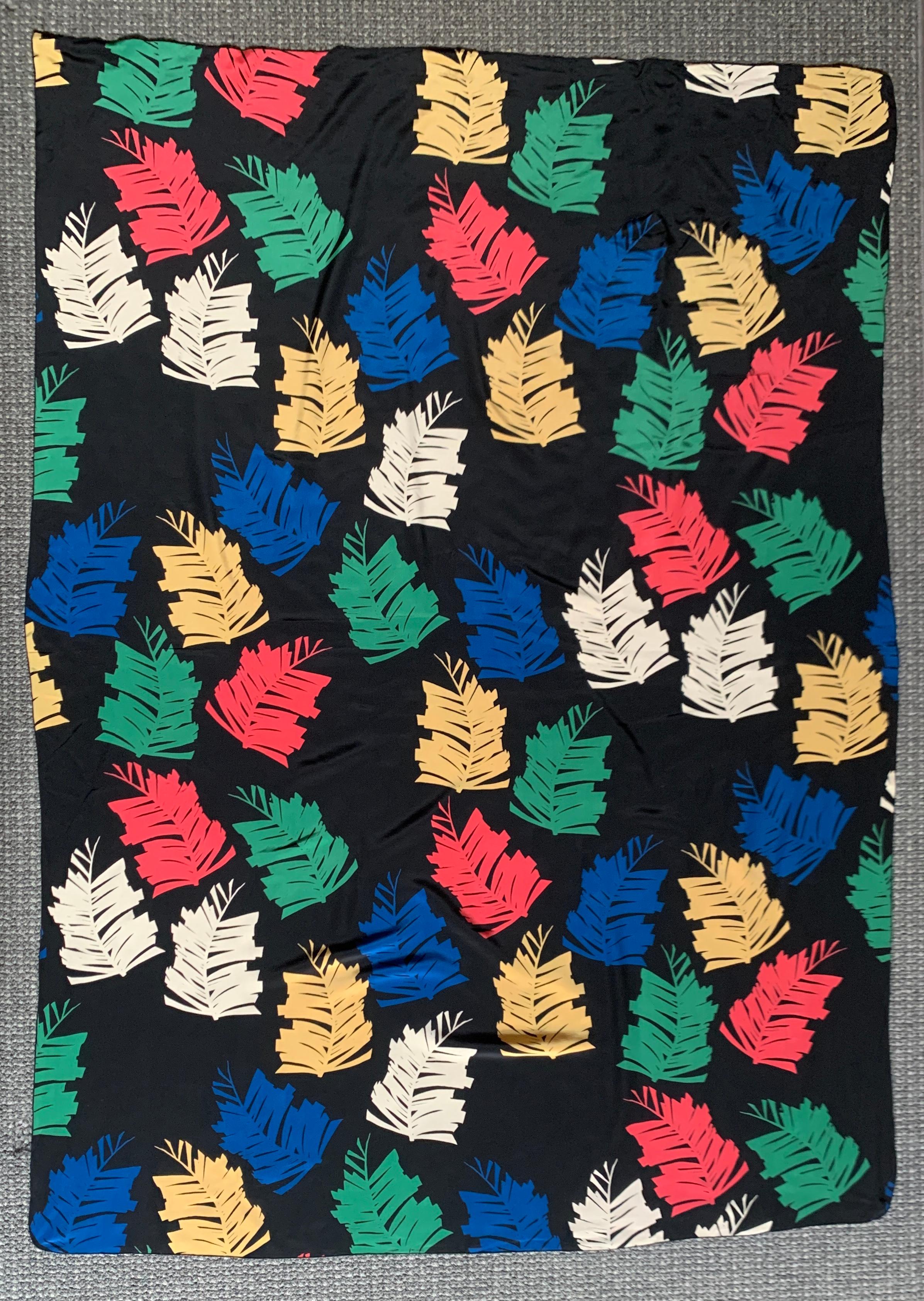 Énorme foulard vintage noir et multicolore imprimé fougère par Michael Vollbracht.  Fougères imprimées vertes, bleues, jaunes, rouges et crème. Sa grande taille en fait un excellent sarong ou une couverture de plage. 

Contenu non répertorié,