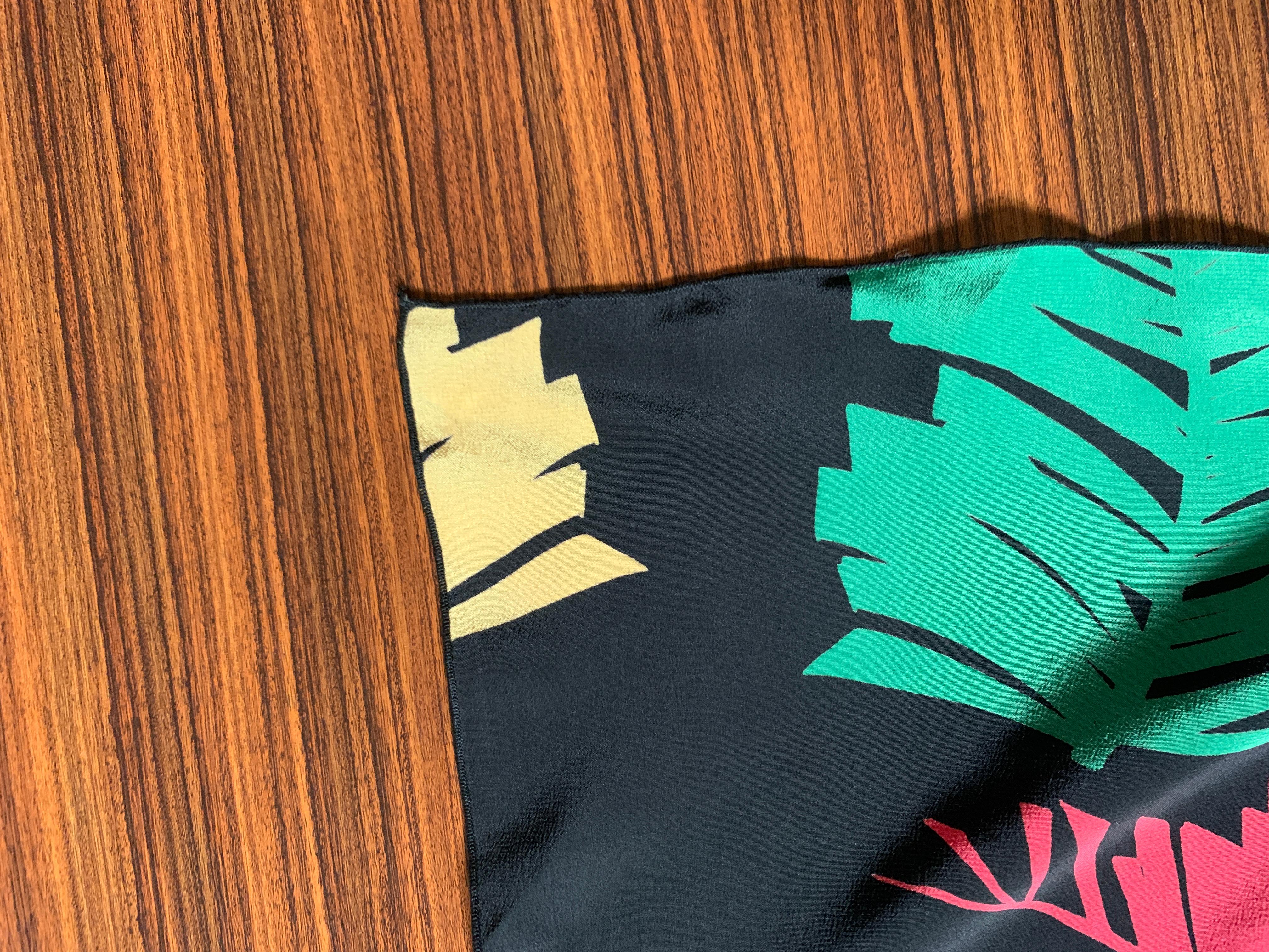 Michaele Vollbracht - Grand foulard noir ou sarong en imprimé fougère multicolore en vente 2