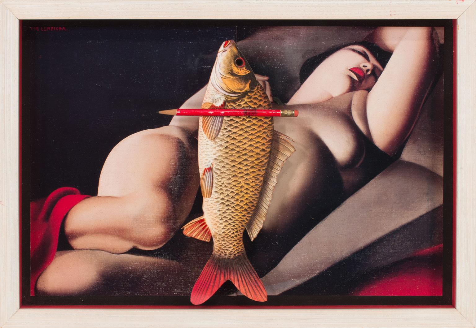 MICHAELE VOLLBRECHT - "TDE LEMPICKA"
Gemischte Mediencollage ⚜ Künstlersignatur auf Bleistift eingearbeitet ⚜ Schattenboxrahmen

EINE KÜHNE GEGENÜBERSTELLUNG VON EROTIK, OBJEKTEN UND KUNSTHISTORISCHER HOMMAGE
Michaele Vollbracht inszeniert in dieser