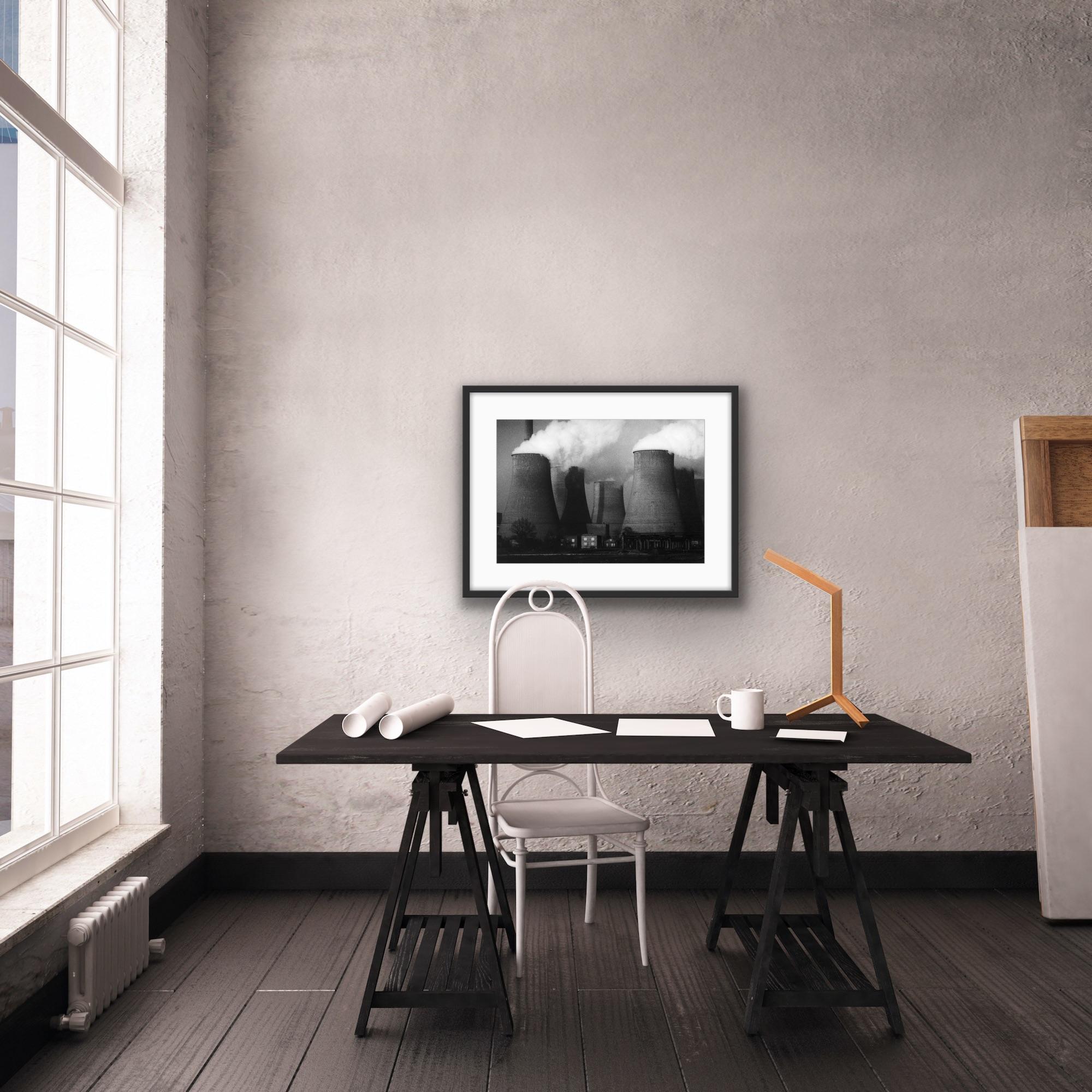 Das Kraftwerk Lagisza, Industrielandschaft - Silbergelatineabzug – Photograph von Michal Cala