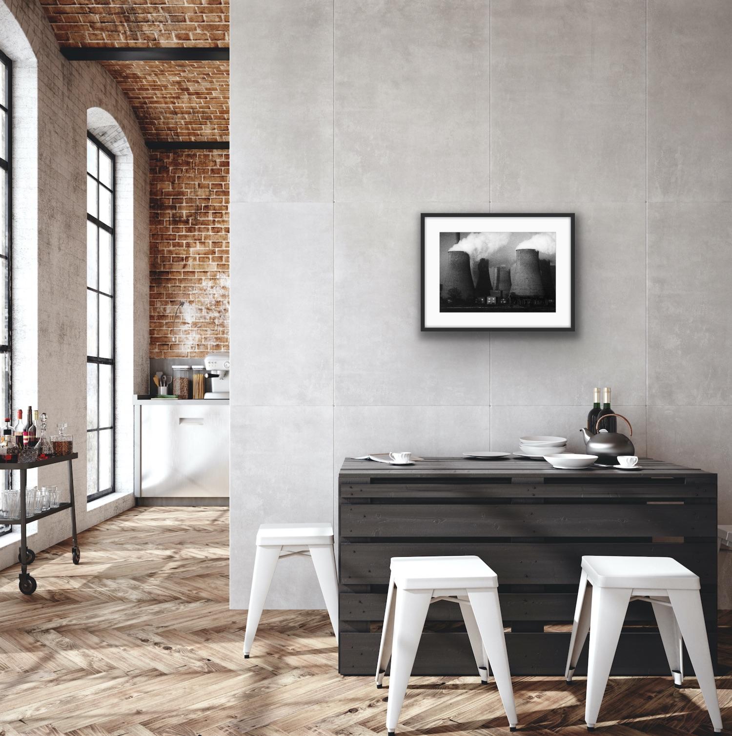 Der Druck des Kraftwerks Lagisza ist eine der ikonischsten Industriefotografien aus der Serie Schlesien.

Diese Häuser werden von den riesigen Kühltürmen des Kraftwerks in den Schatten gestellt. Es ist nur Dampf, der aus den Türmen kommt; trotzdem