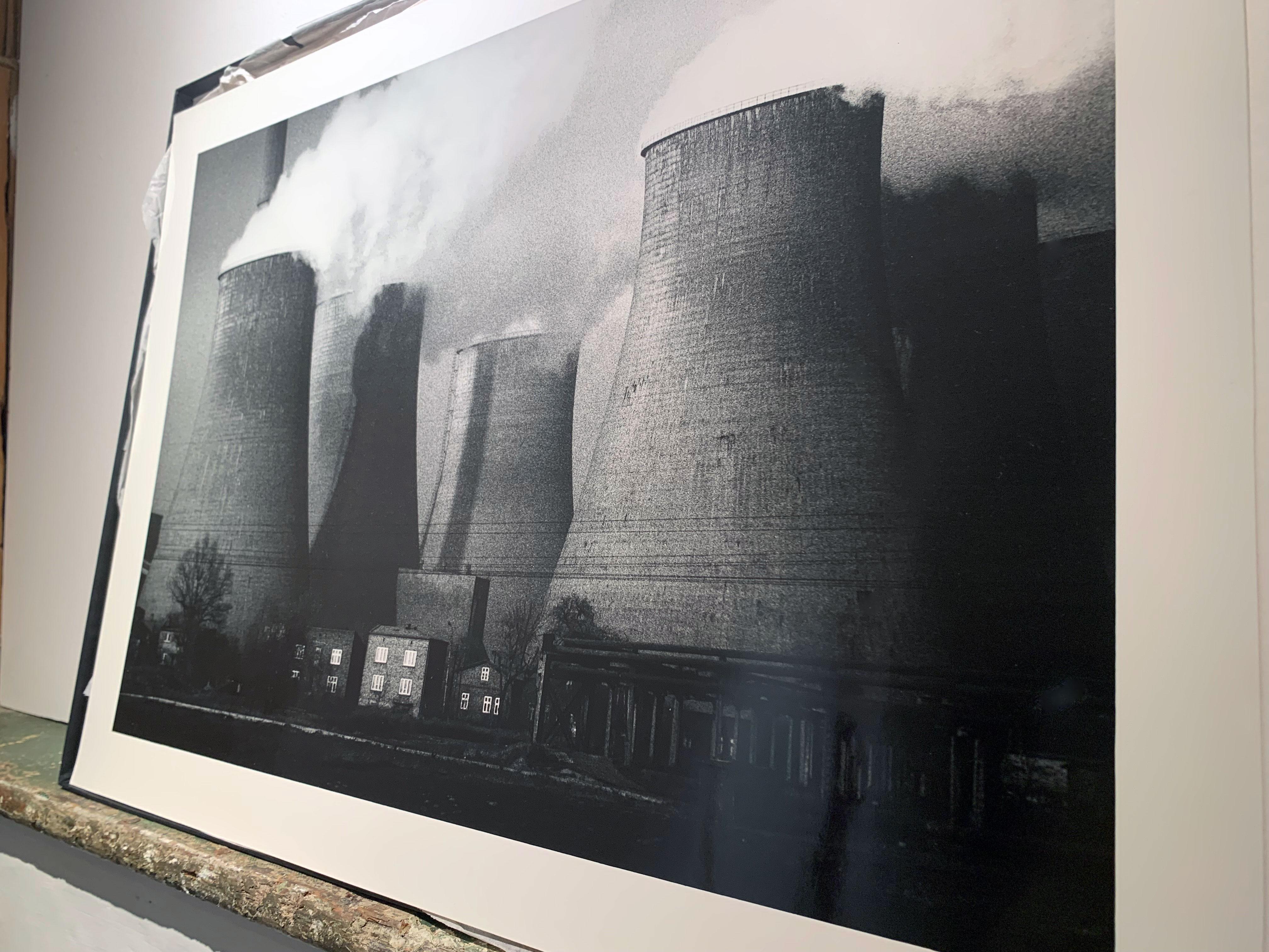 Das Kraftwerk Lagisza, Industrielandschaft - Silbergelatineabzug (Zeitgenössisch), Photograph, von Michal Cala
