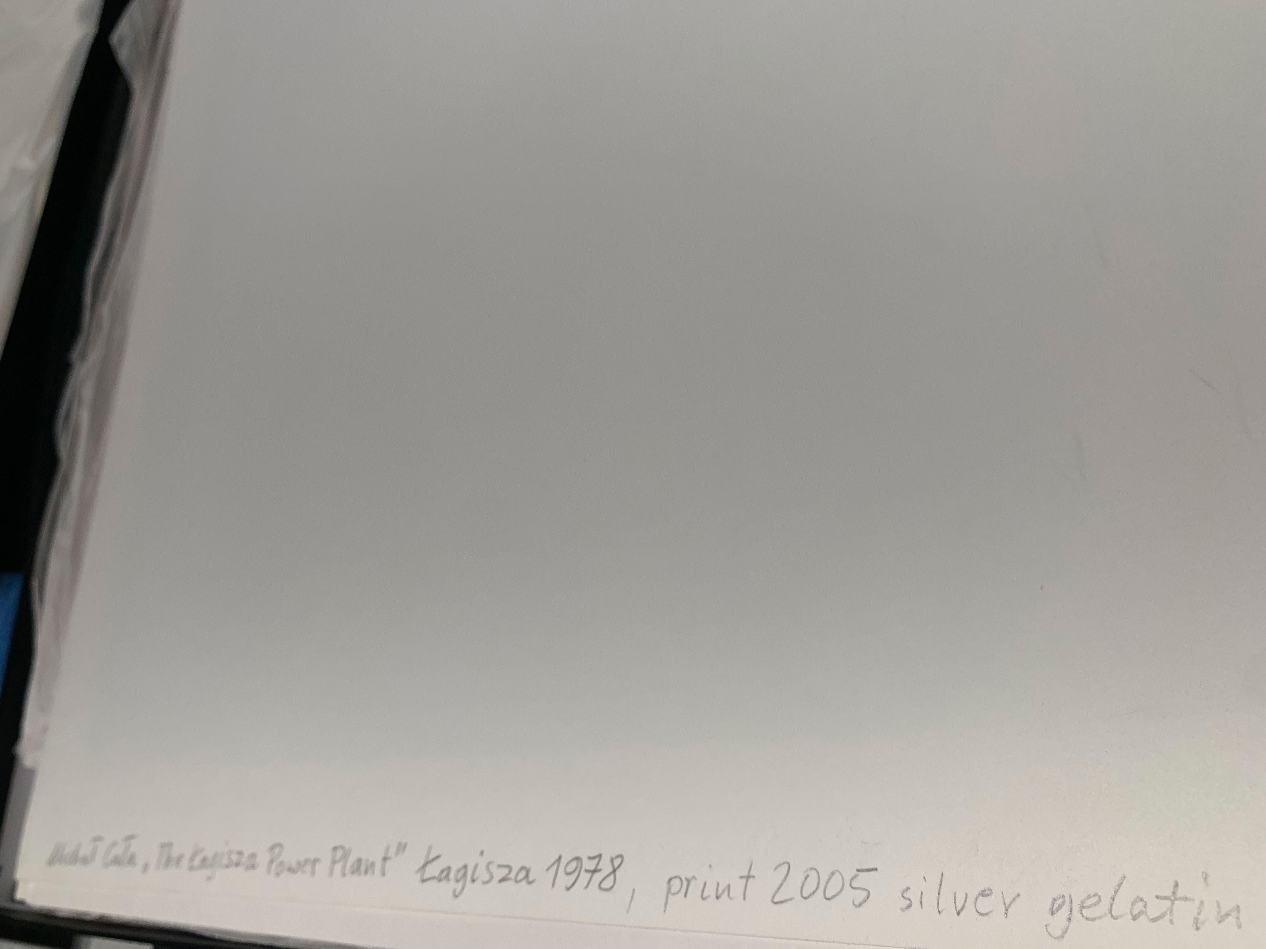 Das Kraftwerk Lagisza, Industrielandschaft - Silbergelatineabzug (Schwarz), Black and White Photograph, von Michal Cala